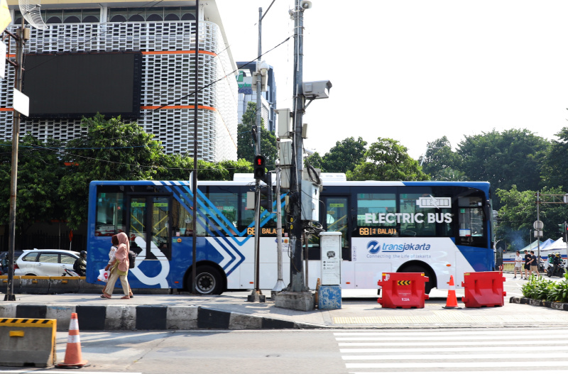 Pemprov DKI Jakarta akan terus menambah armada bus listrik hingga 2000 unit untuk memudahkan transportasi warga Jakarta yang ingin berpergian ke Jabodetabek (Ashar/SinPo.id)