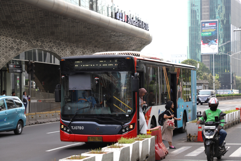 Pemprov DKI Jakarta akan terus menambah armada bus listrik hingga 2000 unit untuk memudahkan transportasi warga Jakarta yang ingin berpergian ke Jabodetabek (Ashar/SinPo.id)