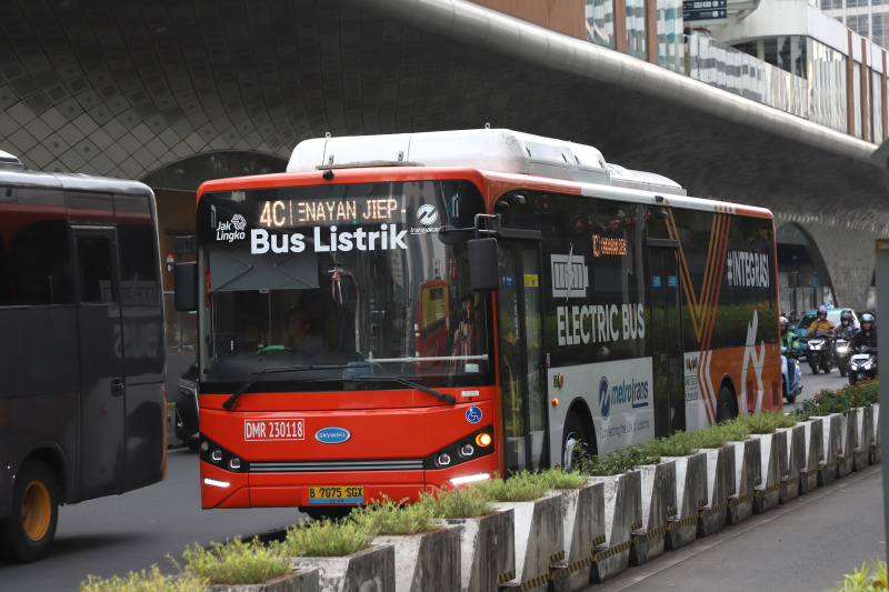 Pemprov DKI Jakarta akan terus menambah armada bus listrik hingga 2000 unit untuk memudahkan transportasi warga Jakarta yang ingin berpergian ke Jabodetabek (Ashar/SinPo.id)