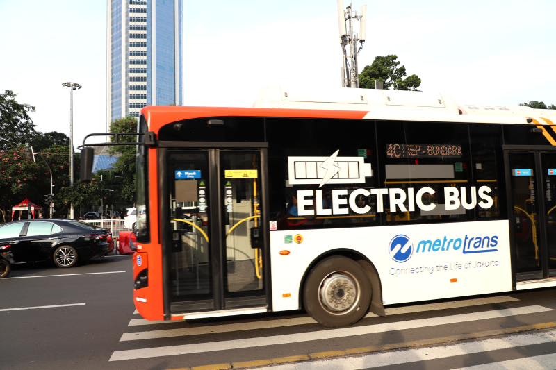 Pemprov DKI Jakarta akan terus menambah armada bus listrik hingga 2000 unit untuk memudahkan transportasi warga Jakarta yang ingin berpergian ke Jabodetabek (Ashar/SinPo.id)