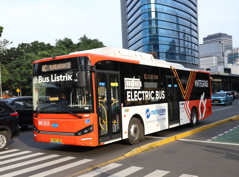 Pemprov DKI Jakarta akan terus menambah armada bus listrik hingga 2000 unit untuk memudahkan transportasi warga Jakarta yang ingin berpergian ke Jabodetabek (Ashar/SinPo.id)