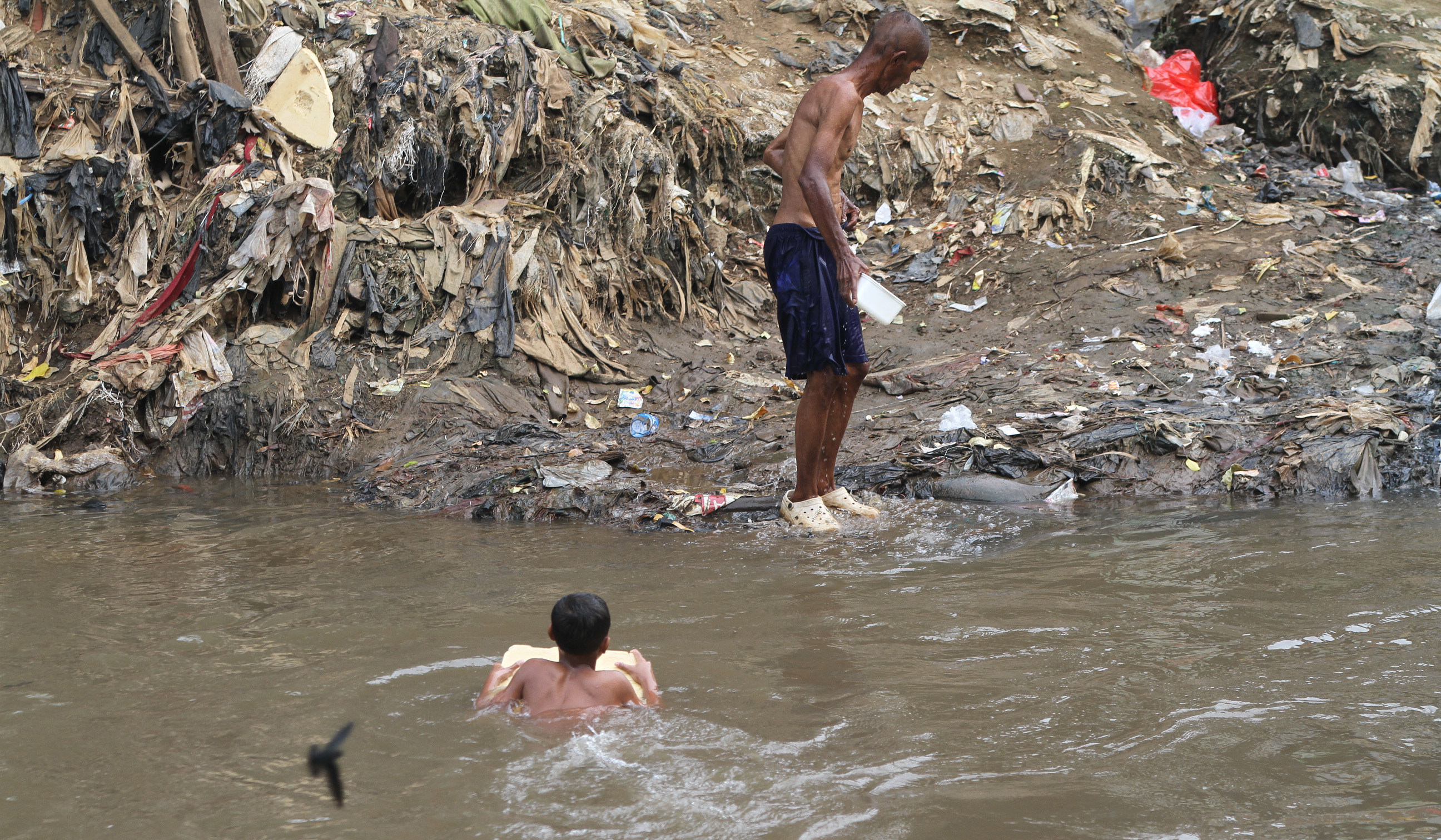 Warga bantaran sungai Ciliwung, Jakarta. (Agus Priatna/SinPo.id)
