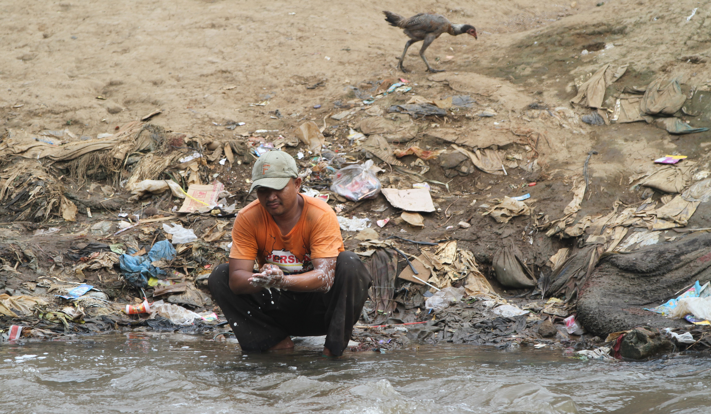 Warga bantaran sungai Ciliwung, Jakarta. (Agus Priatna/SinPo.id)