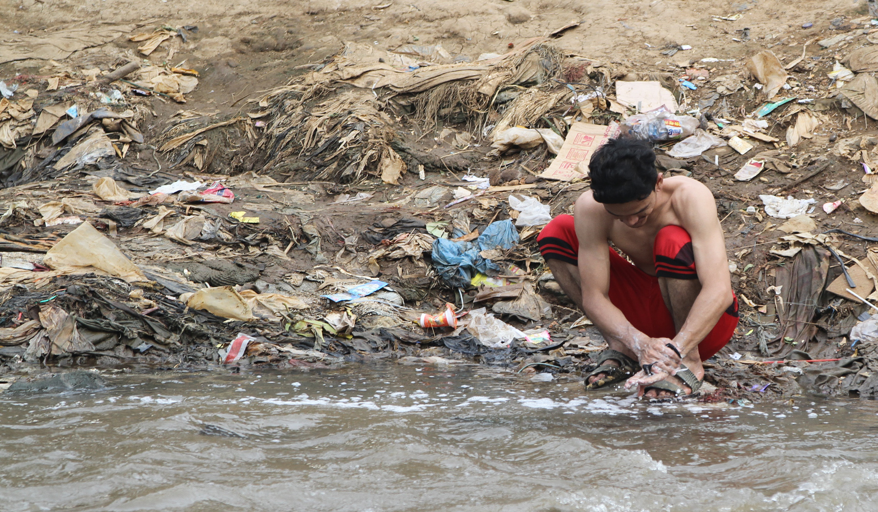 Warga bantaran sungai Ciliwung, Jakarta. (Agus Priatna/SinPo.id)