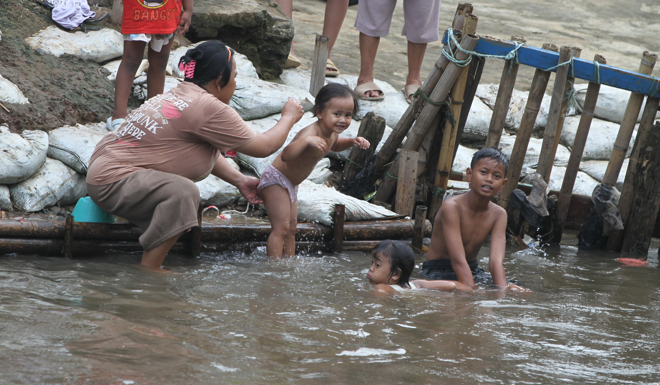 Warga bantaran sungai Ciliwung, Jakarta. (Agus Priatna/SinPo.id)