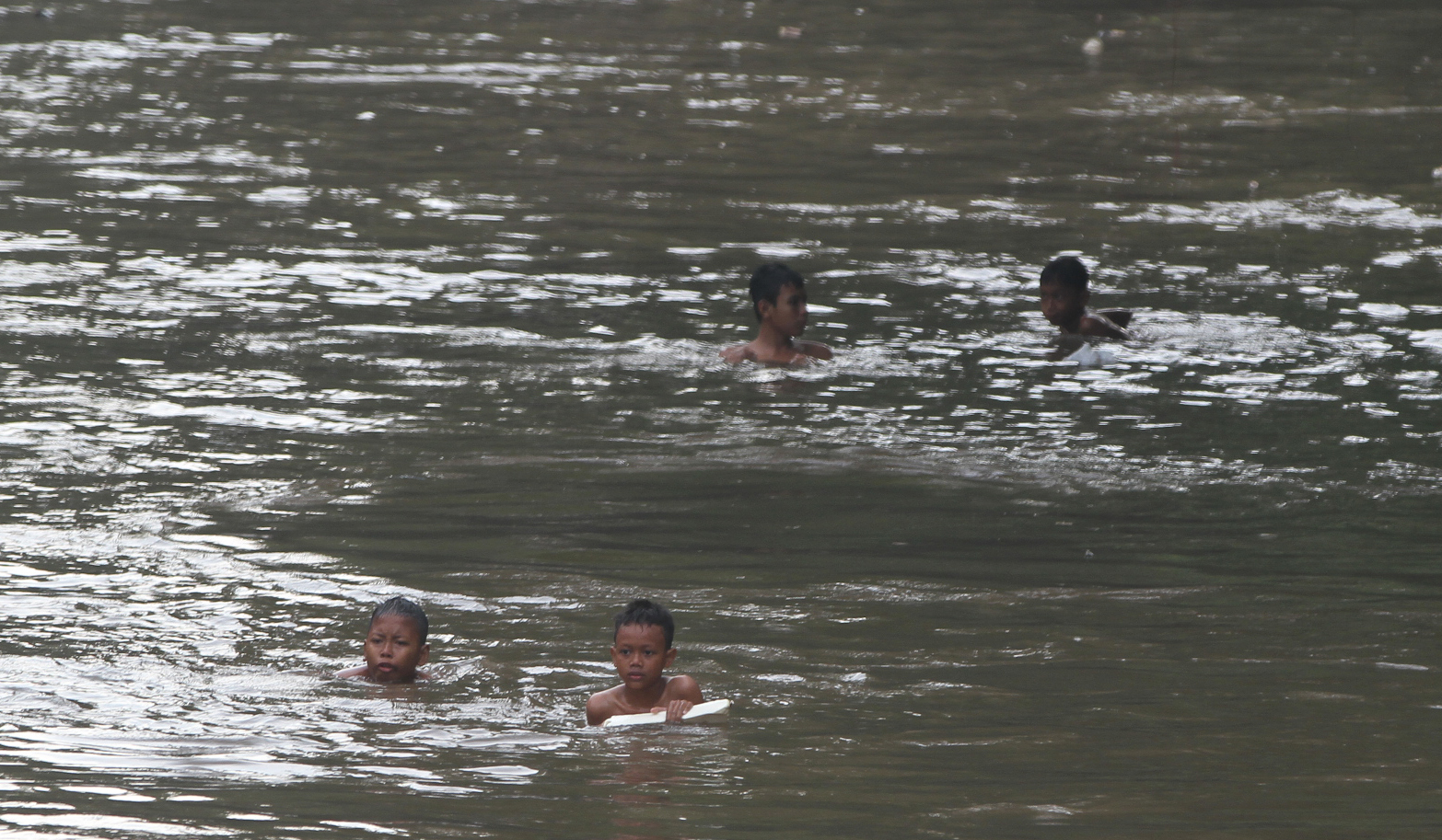 Warga bantaran sungai Ciliwung, Jakarta. (Agus Priatna/SinPo.id)