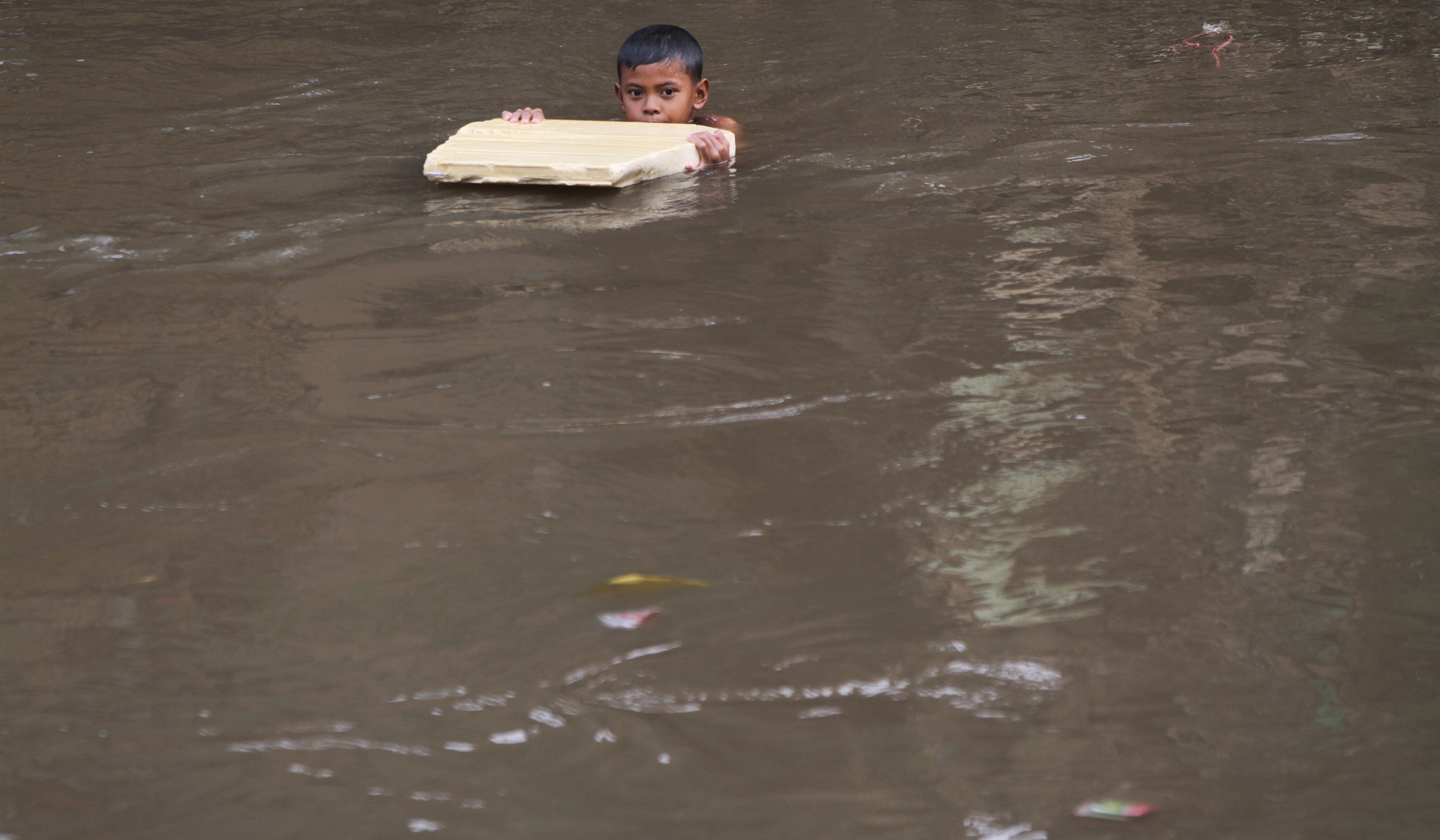 Warga bantaran sungai Ciliwung, Jakarta. (Agus Priatna/SinPo.id)