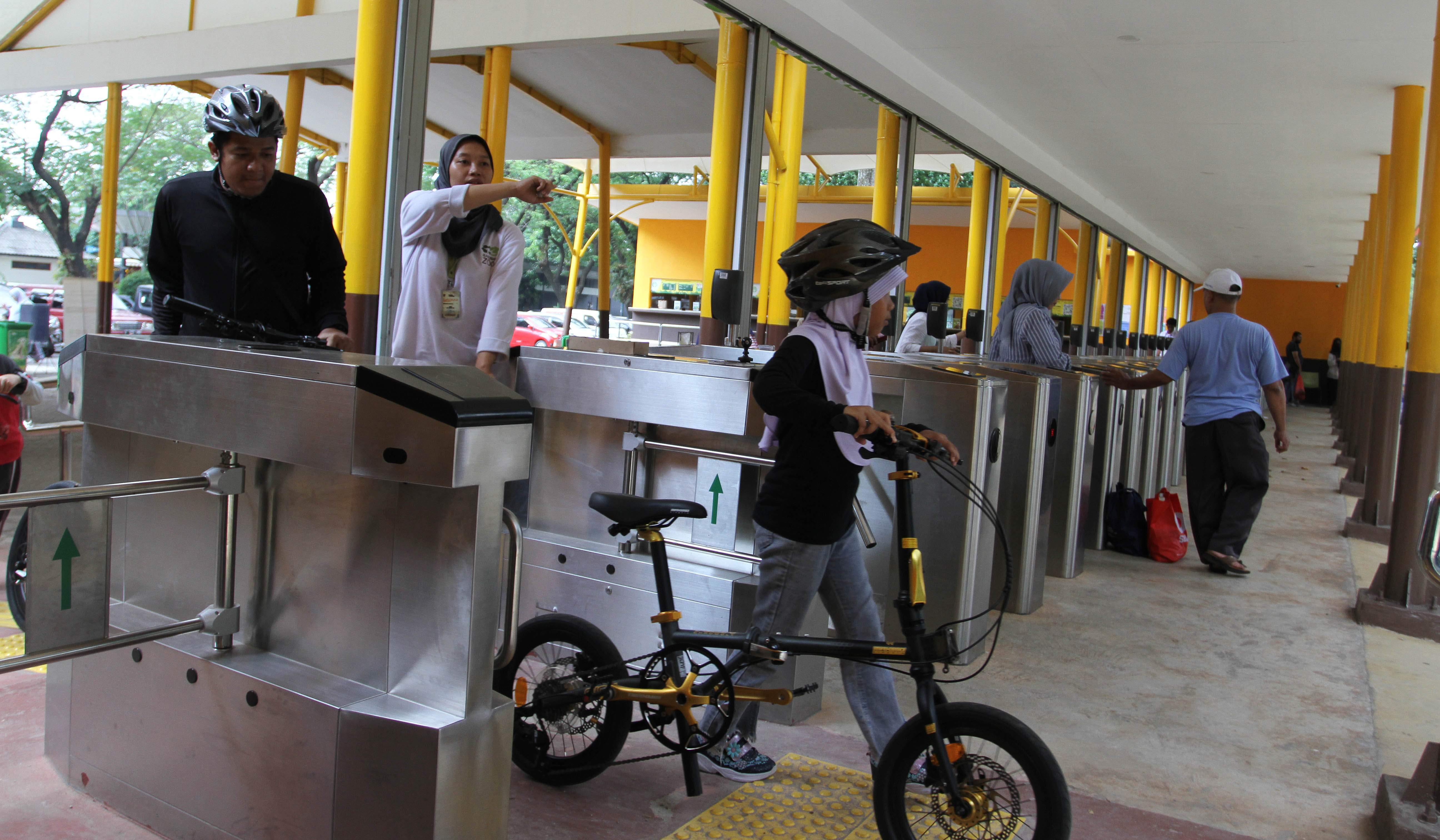 Pengunjung Taman Margasatwa Ragunan. (Agus Priatna/SinPo.id)