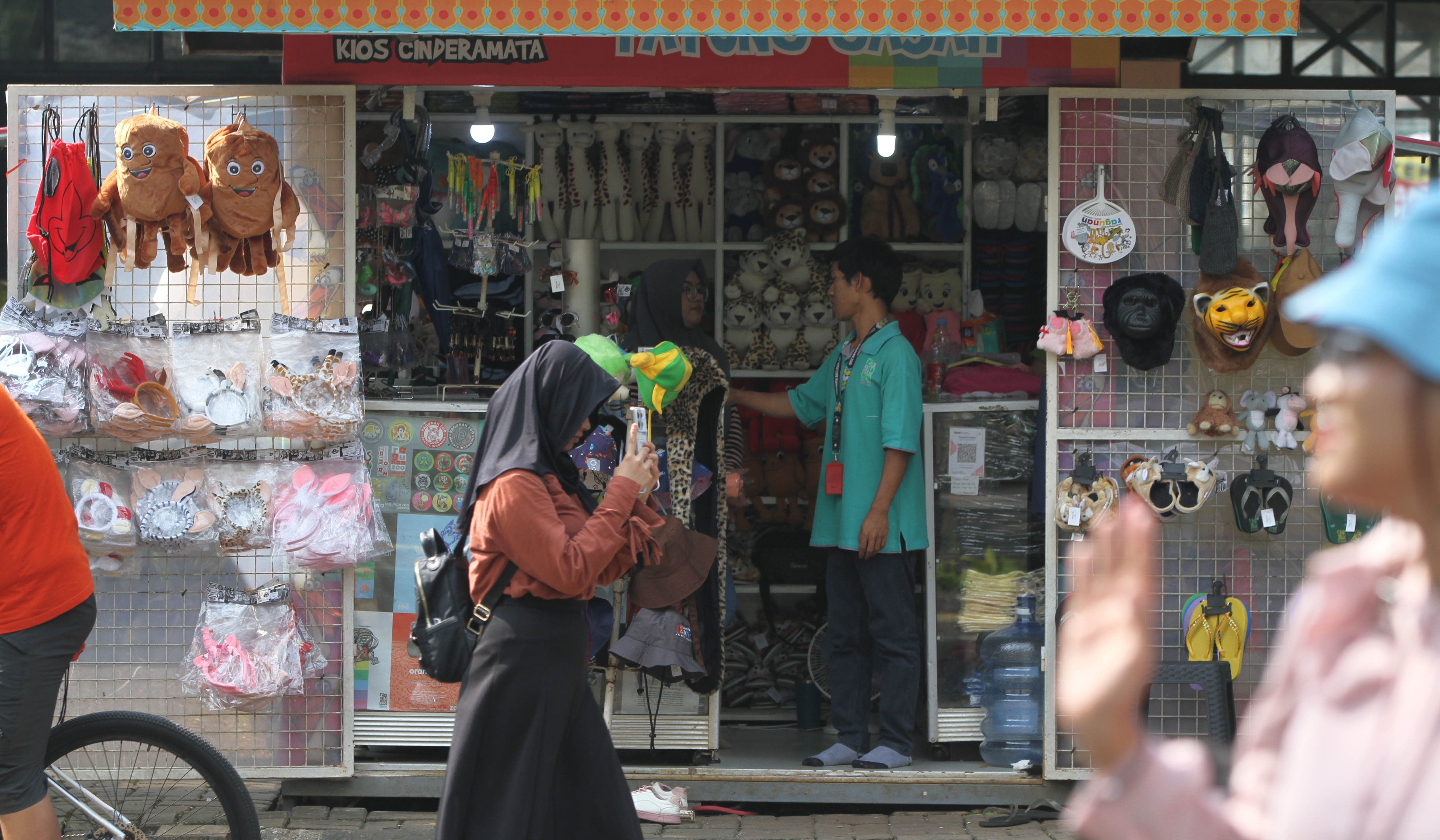 Pengunjung Taman Margasatwa Ragunan. (Agus Priatna/SinPo.id)