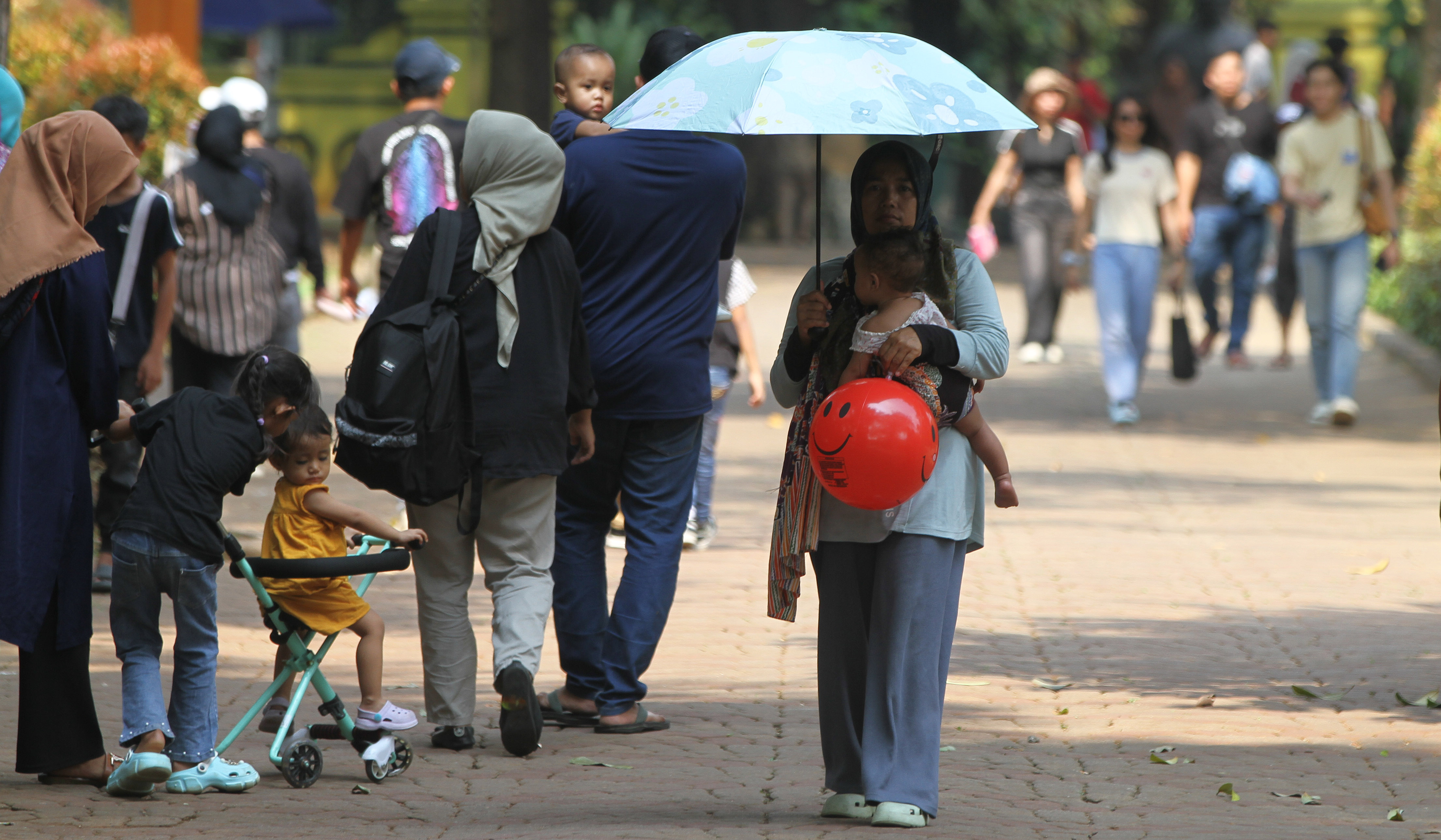 Pengunjung Taman Margasatwa Ragunan. (Agus Priatna/SinPo.id)