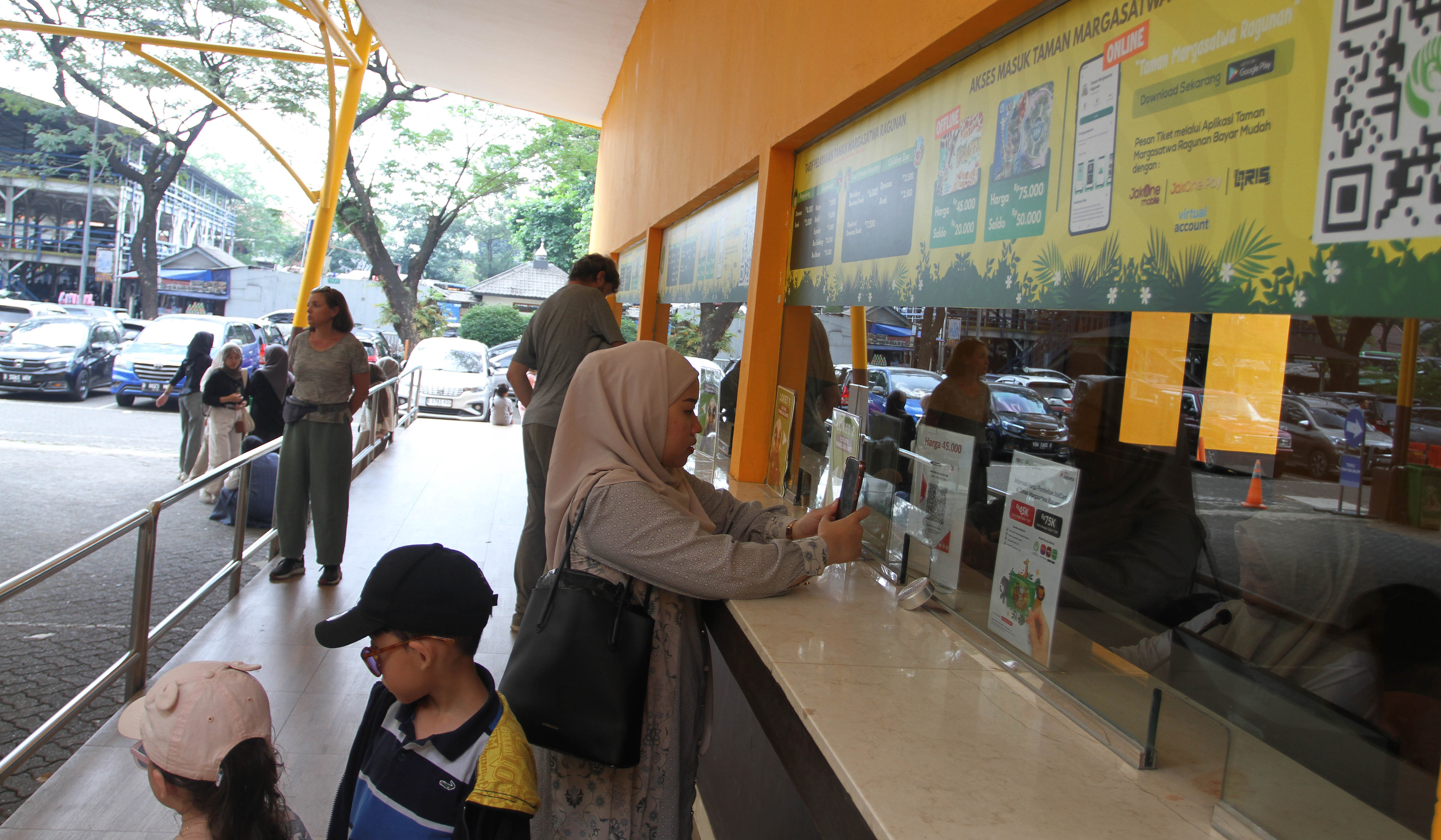Pengunjung Taman Margasatwa Ragunan. (Agus Priatna/SinPo.id)