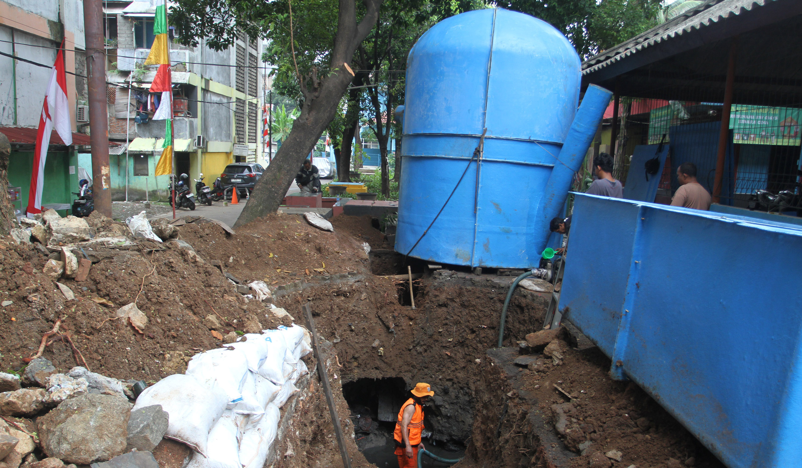 Pembangunan septic tank rusun Biadara Cina. (Agus Priatna/SinPo.id)