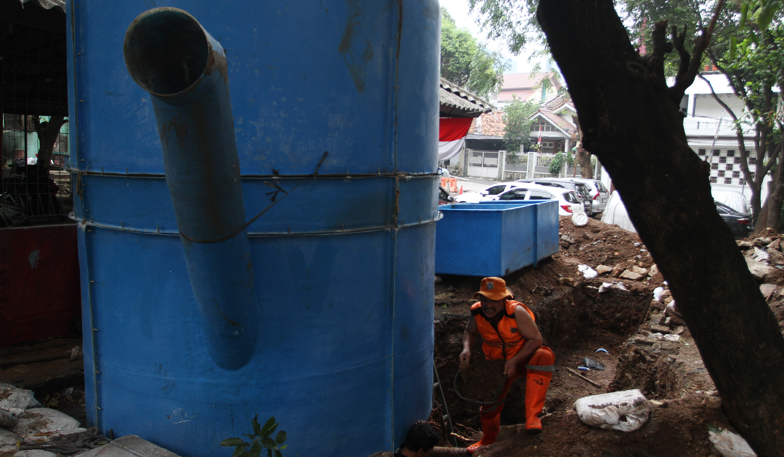 Pembangunan septic tank rusun Biadara Cina. (Agus Priatna/SinPo.id)