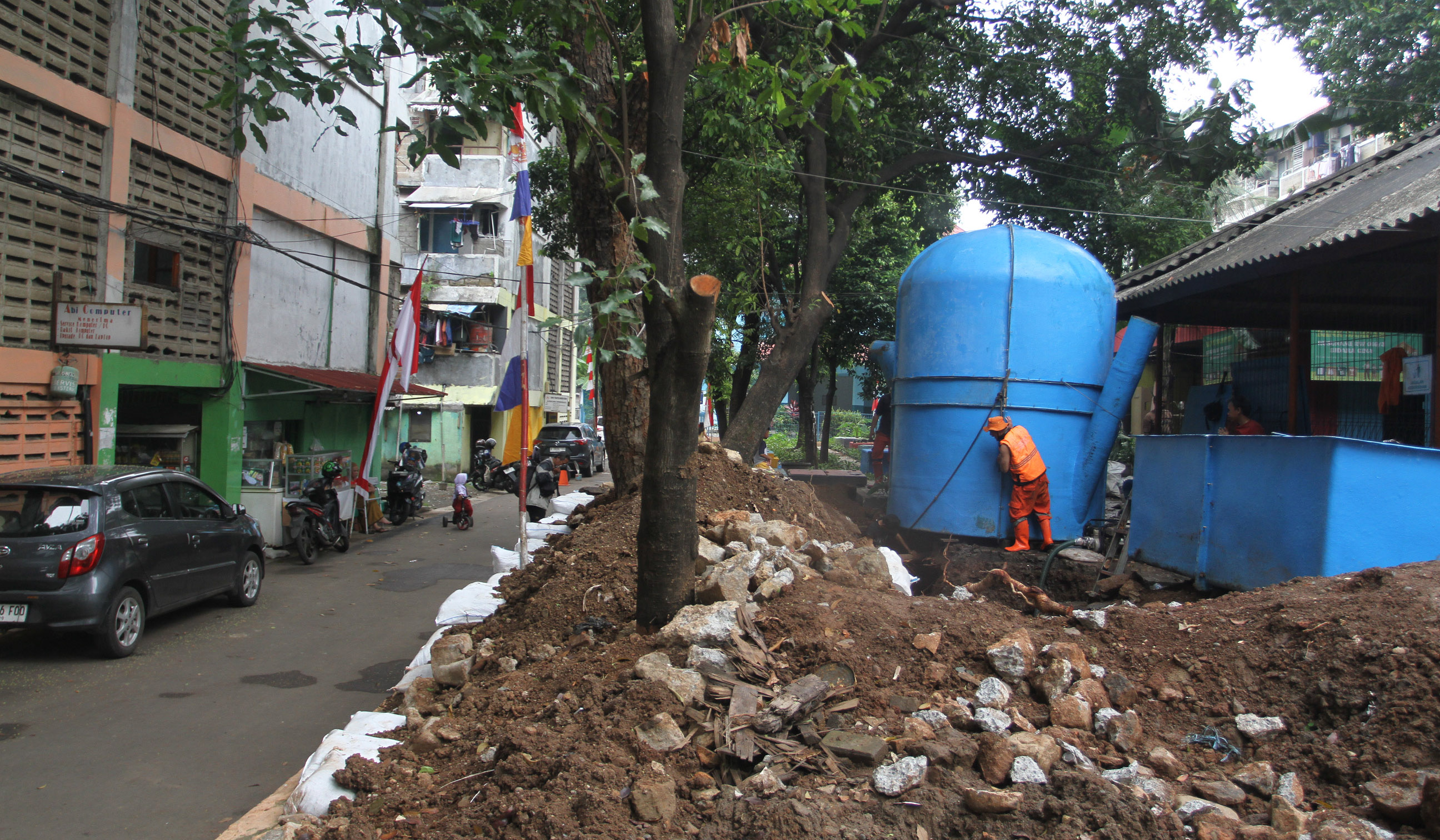 Pembangunan septic tank rusun Biadara Cina. (Agus Priatna/SinPo.id)