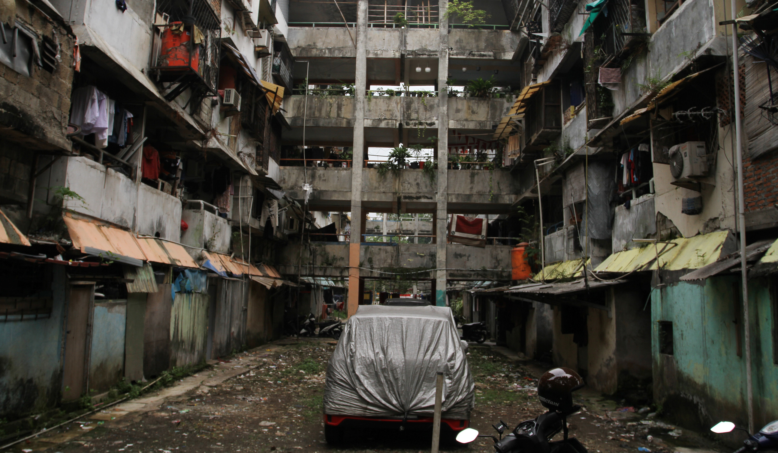 Pembangunan septic tank rusun Biadara Cina. (Agus Priatna/SinPo.id)