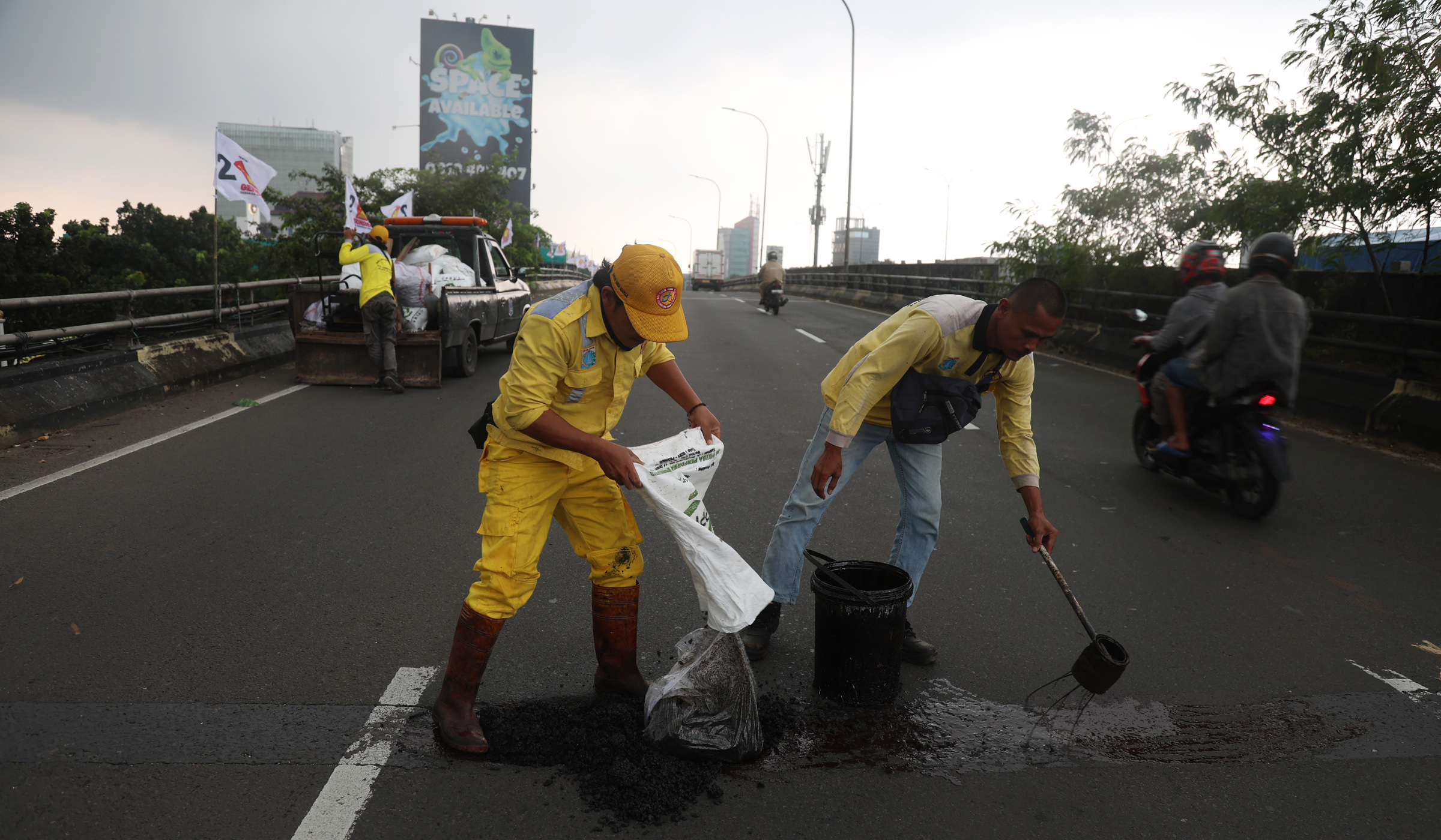 Perbaikan jalan berlubang. (Agus Priatna/SinPo.id)