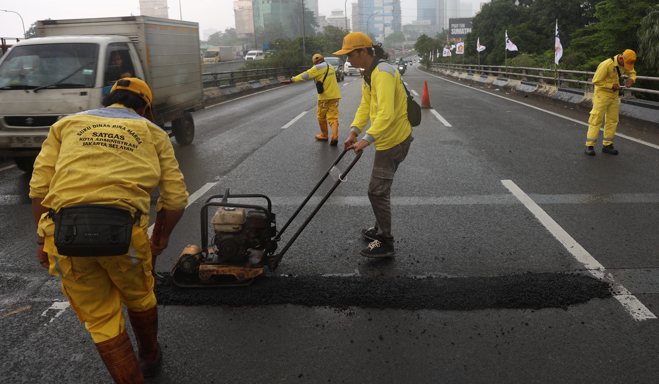 Perbaikan jalan berlubang. (Agus Priatna/SinPo.id)