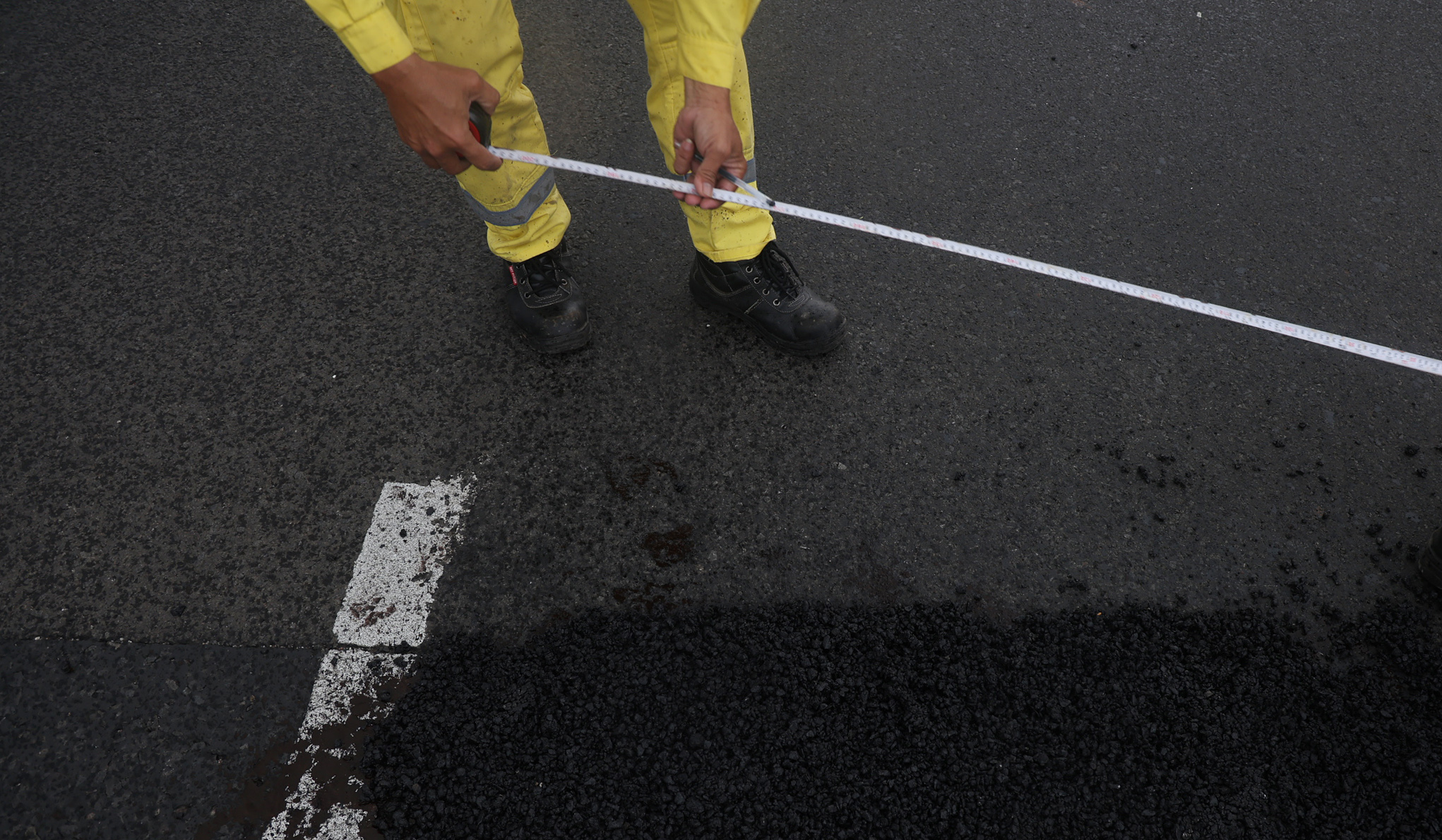 Perbaikan jalan berlubang. (Agus Priatna/SinPo.id)
