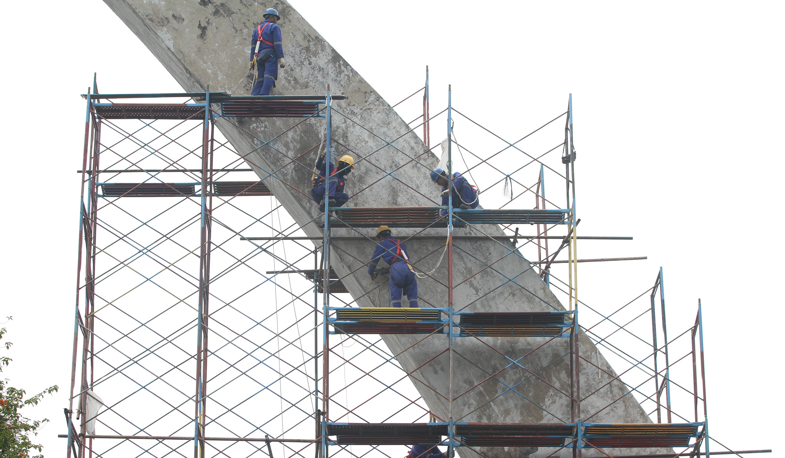 Perawatan Patung Pancoran. (Agus Priatna/SinPo.id)