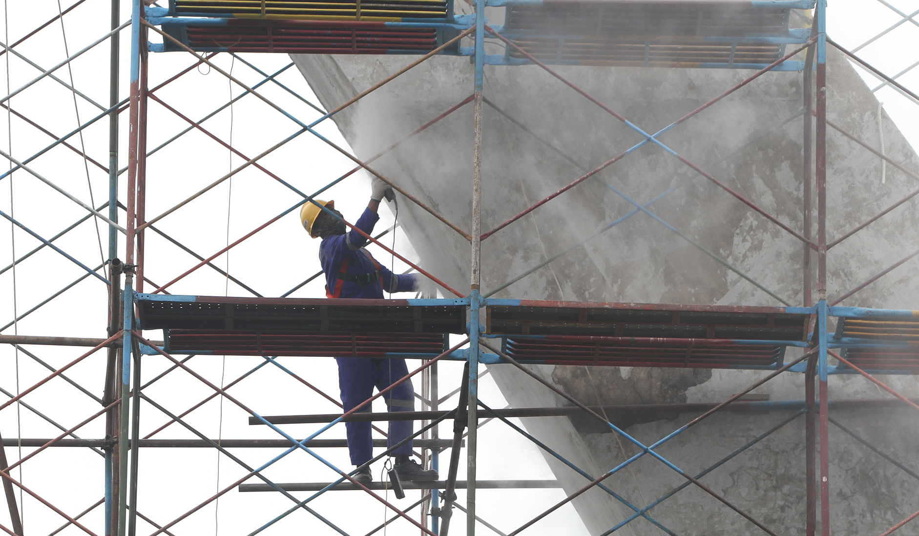 Perawatan Patung Pancoran. (Agus Priatna/SinPo.id)