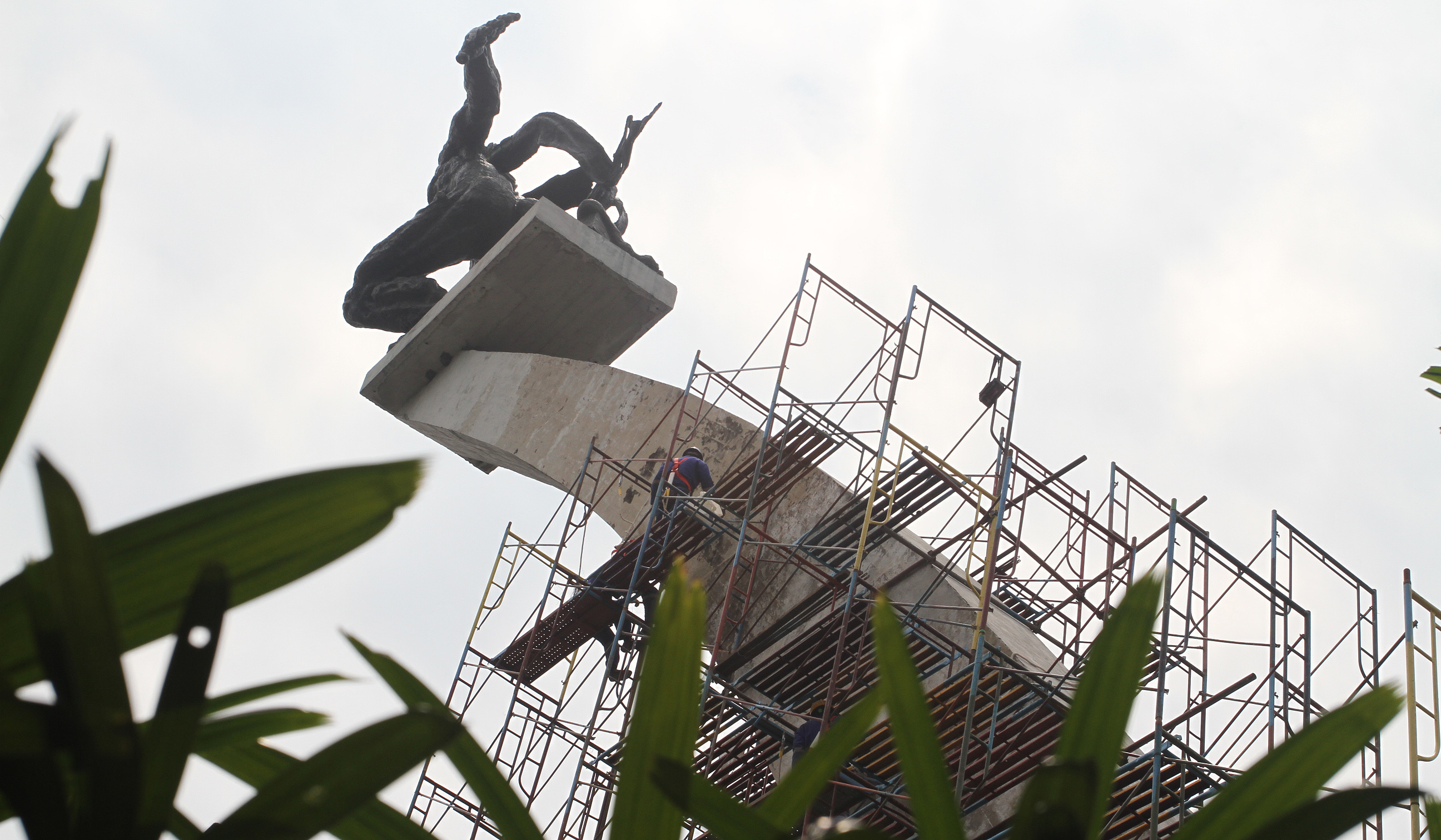 Perawatan Patung Pancoran. (Agus Priatna/SinPo.id)