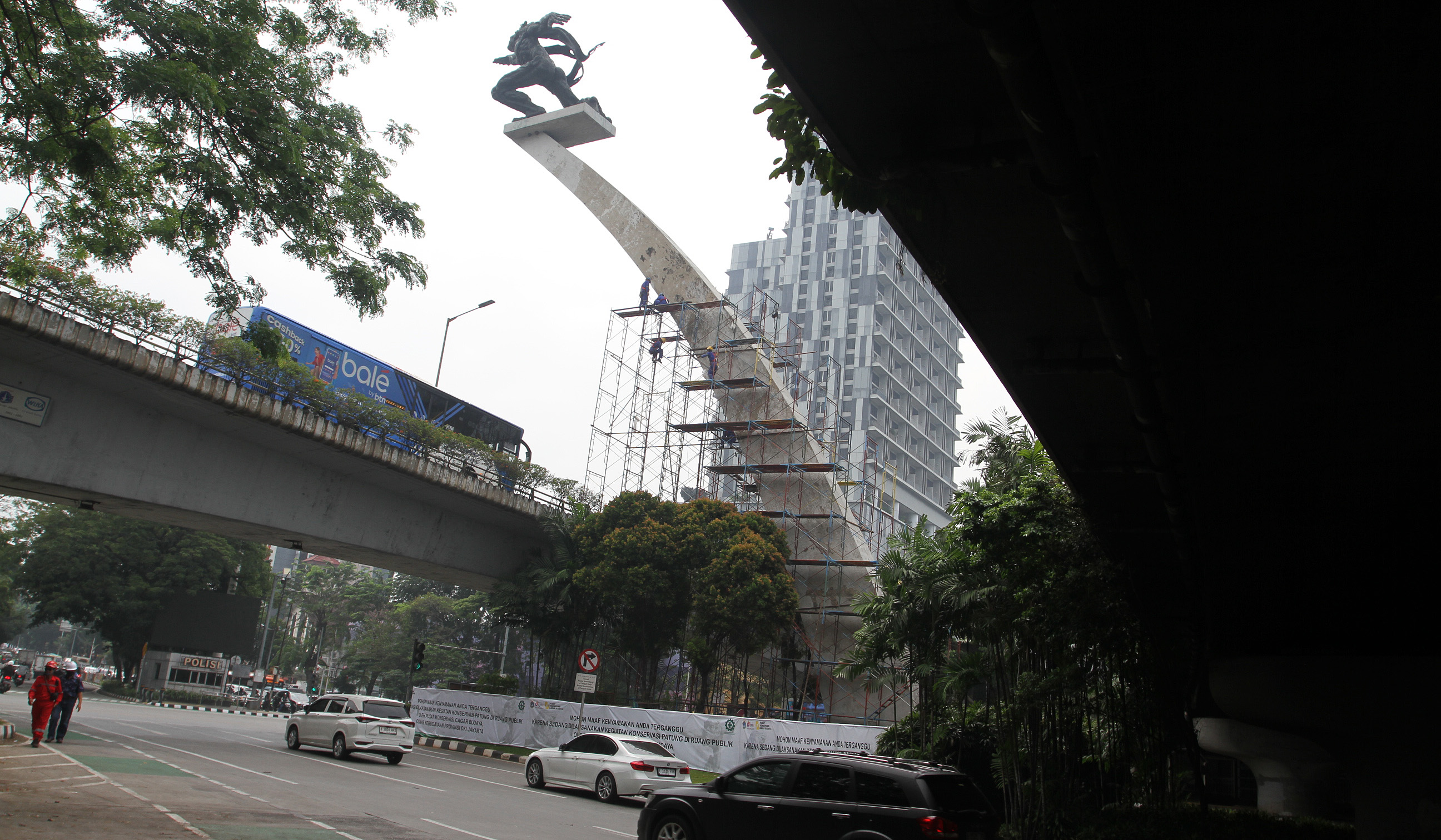 Perawatan Patung Pancoran. (Agus Priatna/SinPo.id)