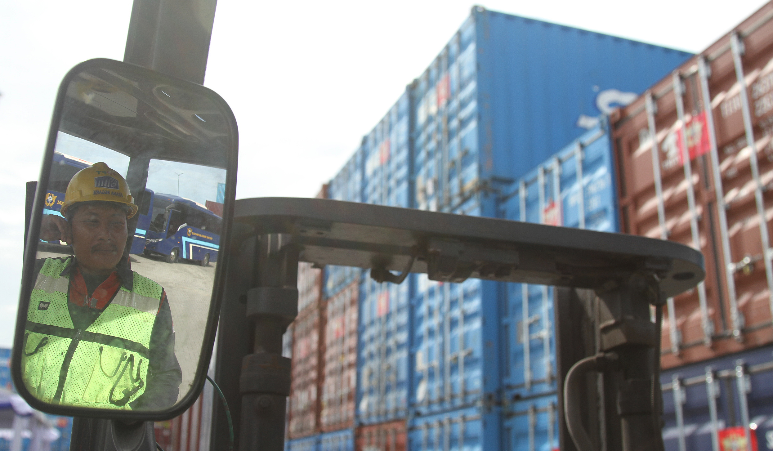 Pengungkapan kontainer isi CPO ilegal. (Agus Priatna/SinPo.id)