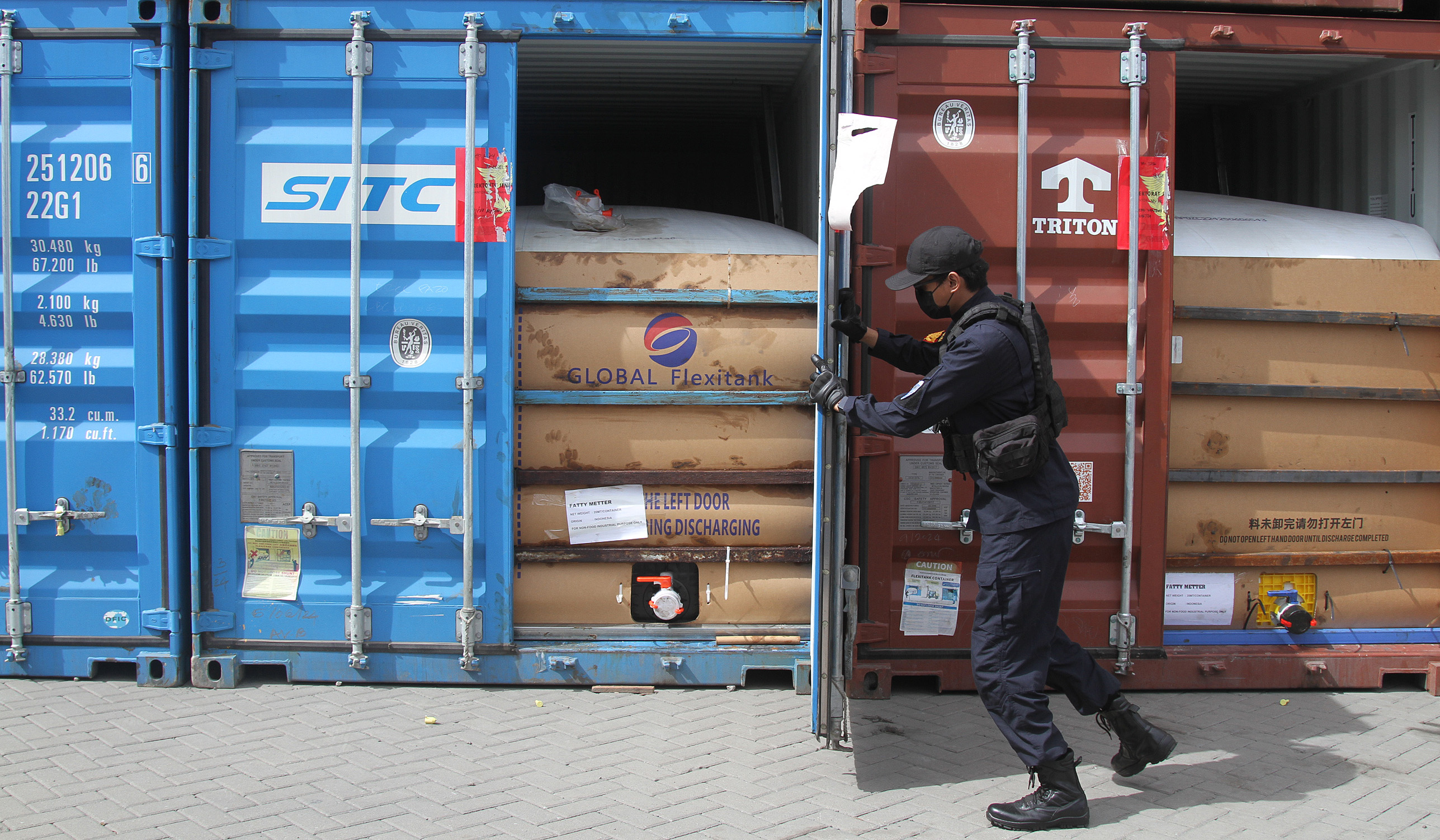 Pengungkapan kontainer isi CPO ilegal. (Agus Priatna/SinPo.id)