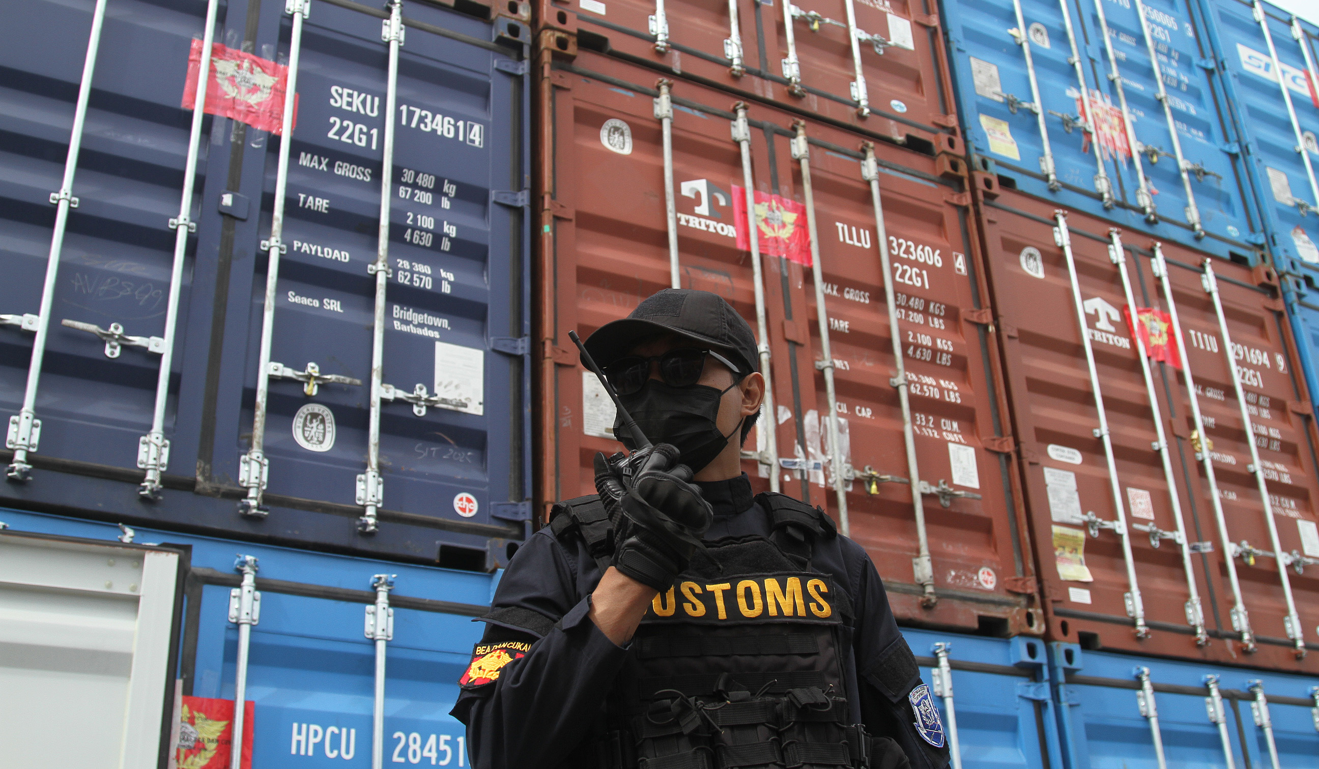 Pengungkapan kontainer isi CPO ilegal. (Agus Priatna/SinPo.id)