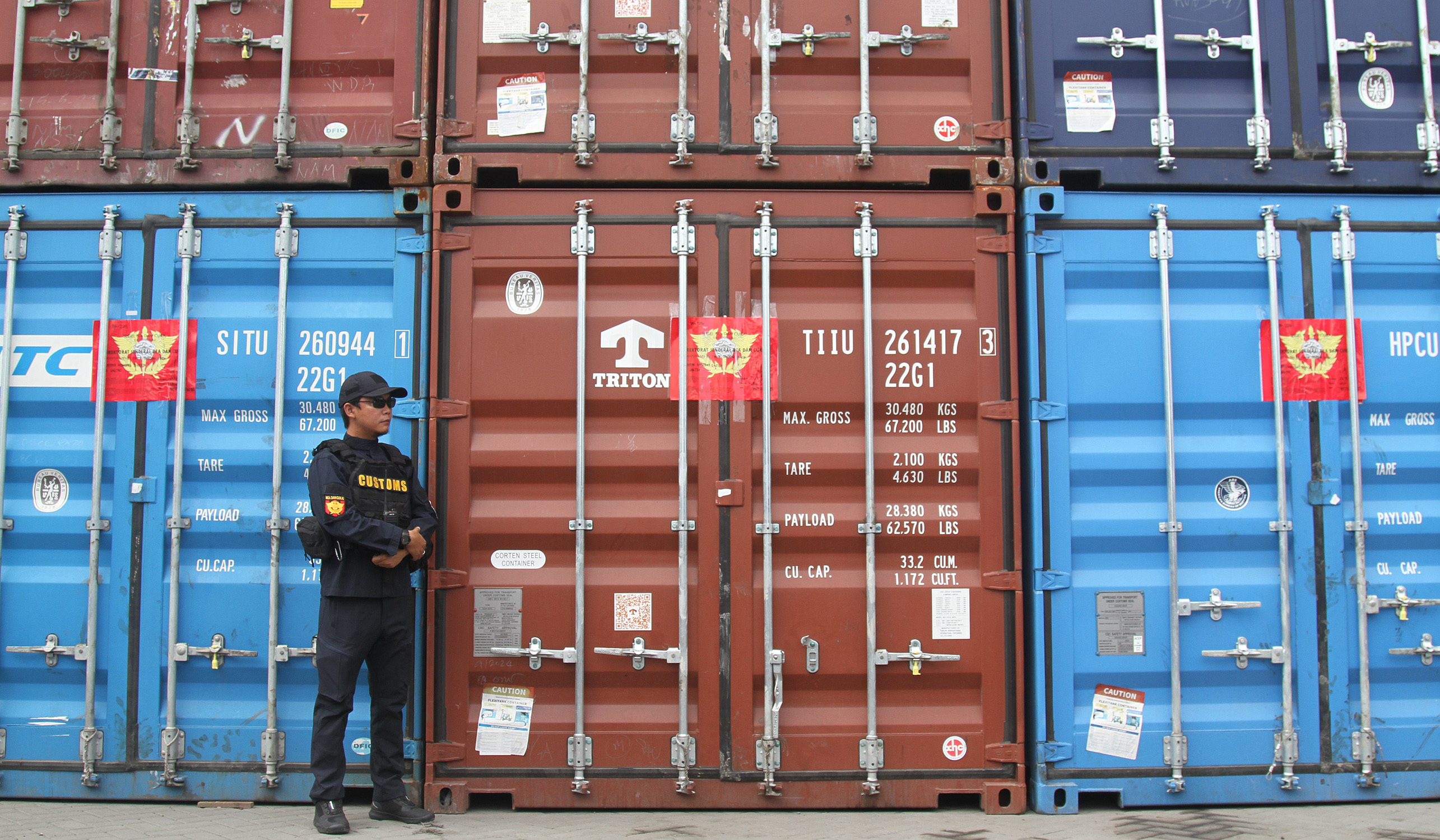 Pengungkapan kontainer isi CPO ilegal. (Agus Priatna/SinPo.id)