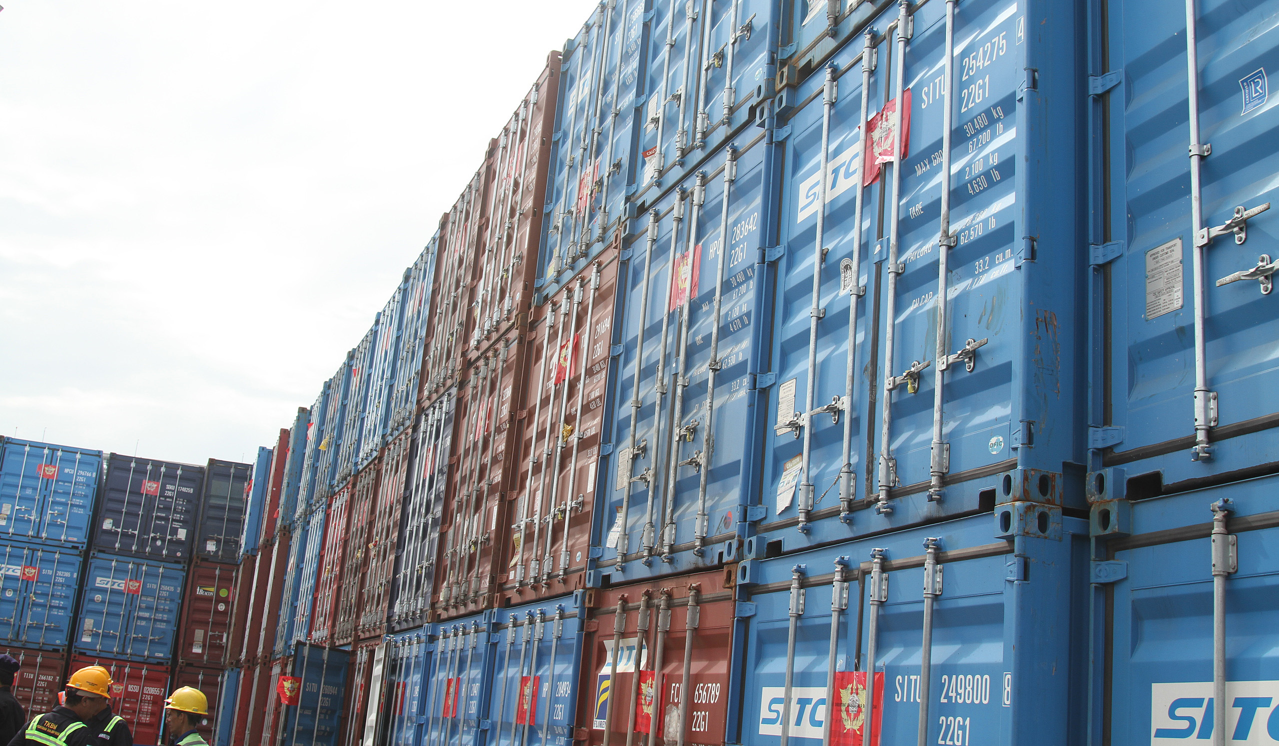 Pengungkapan kontainer isi CPO ilegal. (Agus Priatna/SinPo.id)