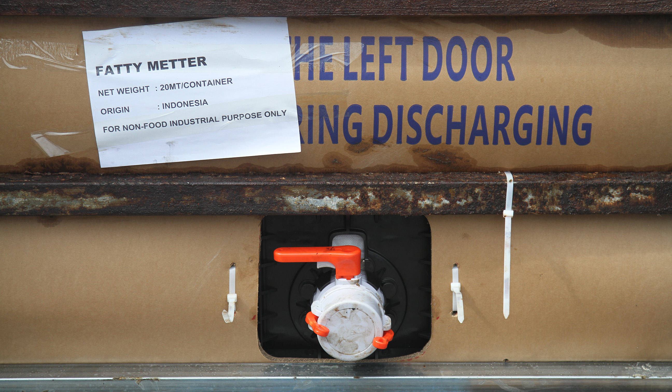 Pengungkapan kontainer isi CPO ilegal. (Agus Priatna/SinPo.id)