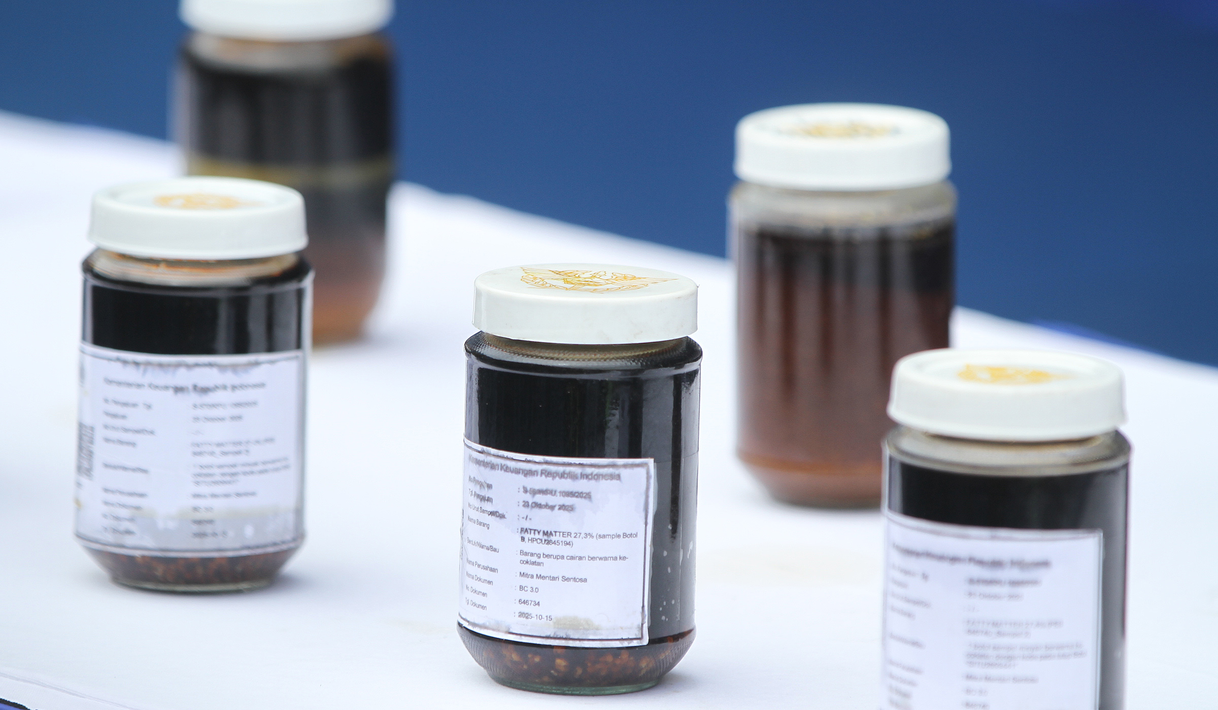 Pengungkapan kontainer isi CPO ilegal. (Agus Priatna/SinPo.id)