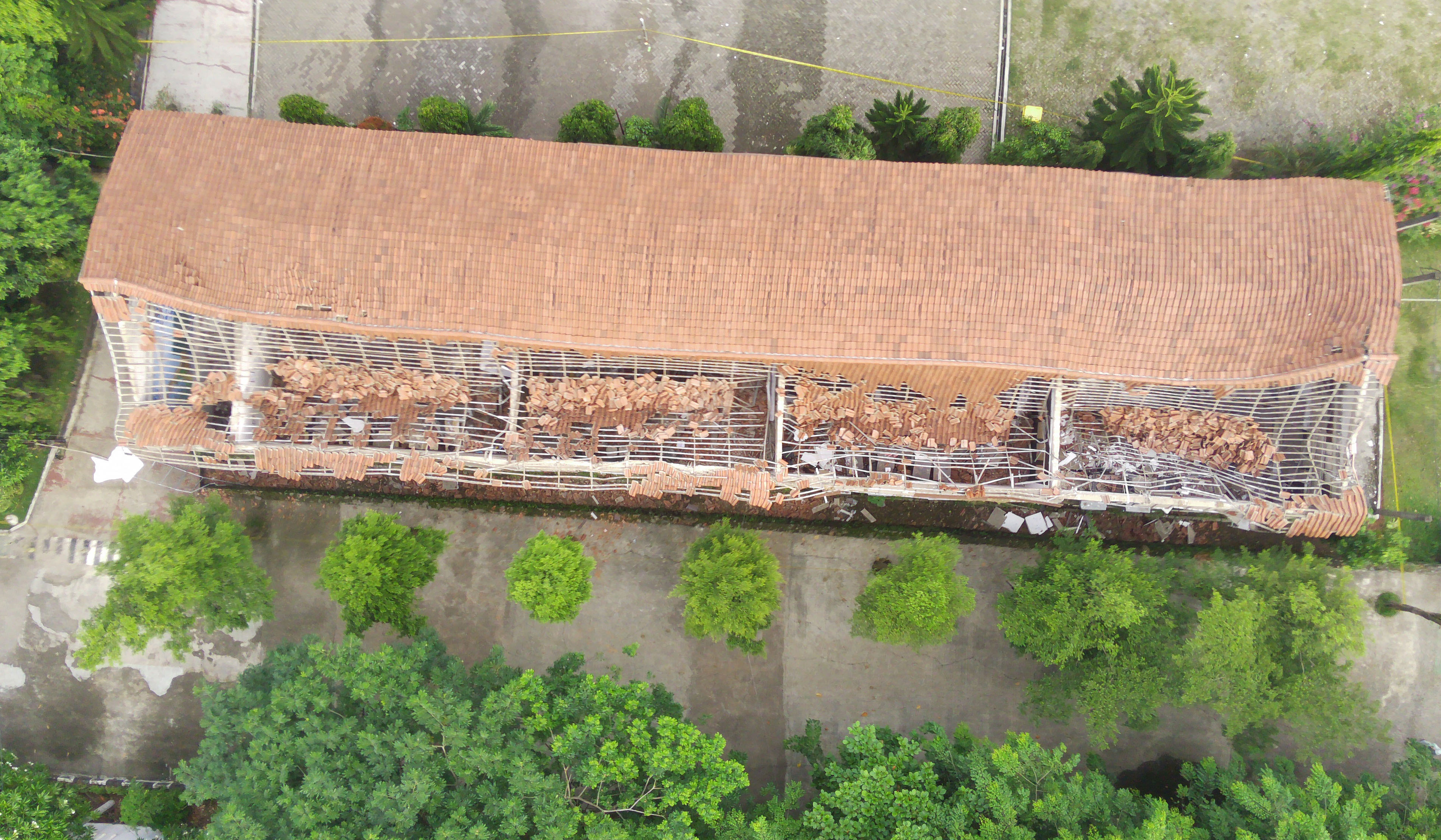 Atas sekolah ambruk di SMKN 1 Cileungsi, Bogor. (Agus Priatna/SinPo.id)