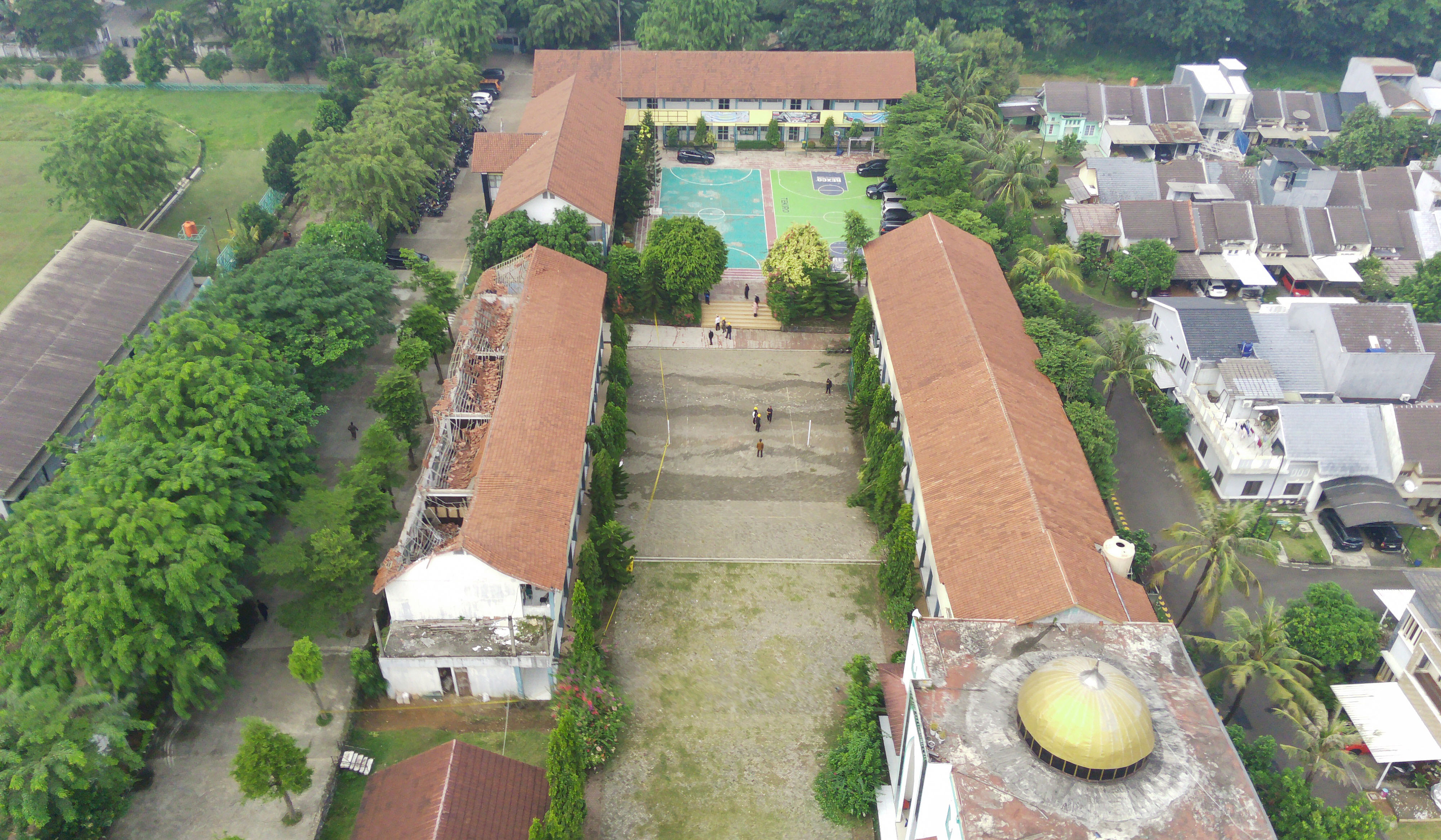 Atas sekolah ambruk di SMKN 1 Cileungsi, Bogor. (Agus Priatna/SinPo.id)