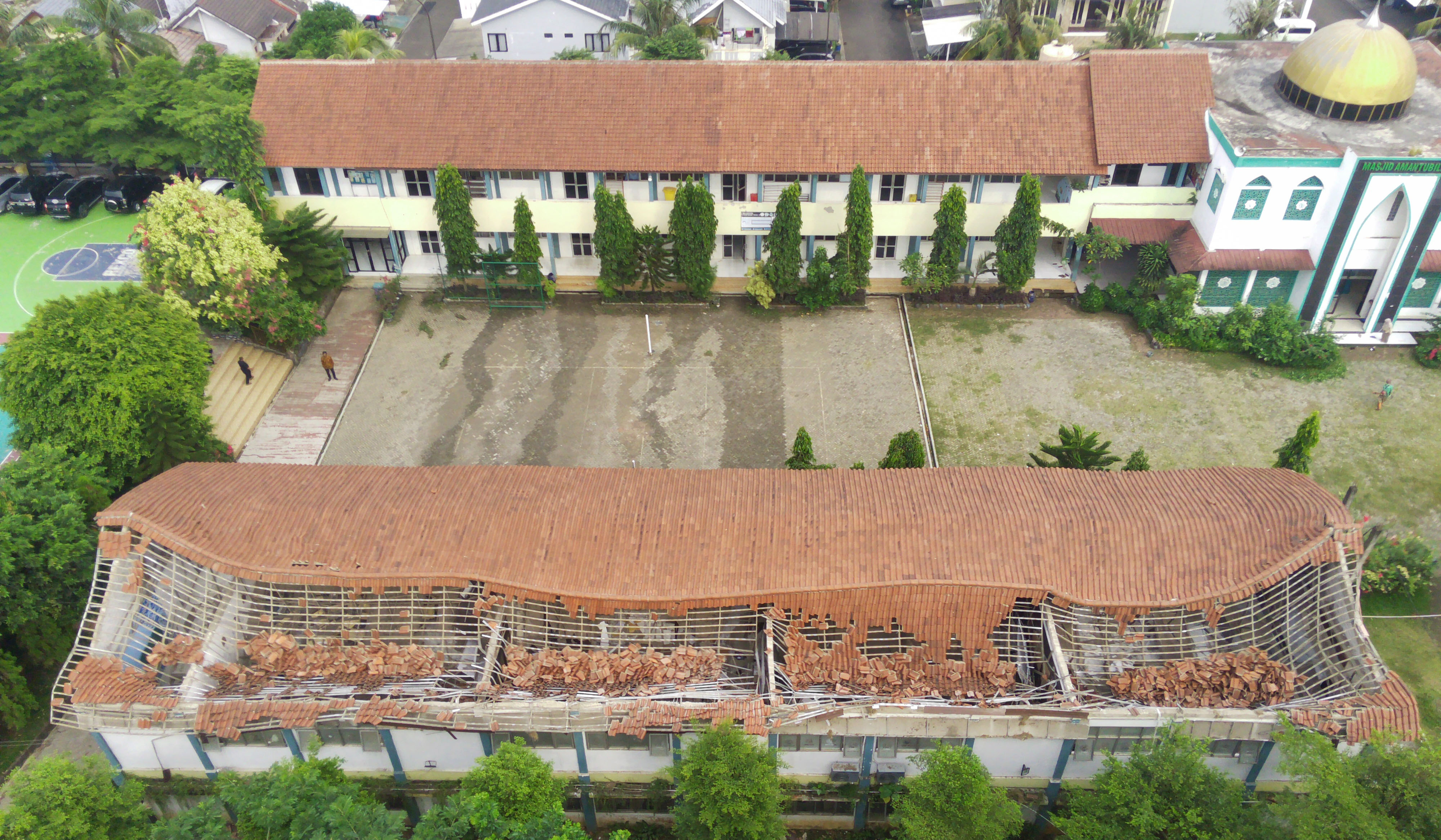 Atas sekolah ambruk di SMKN 1 Cileungsi, Bogor. (Agus Priatna/SinPo.id)