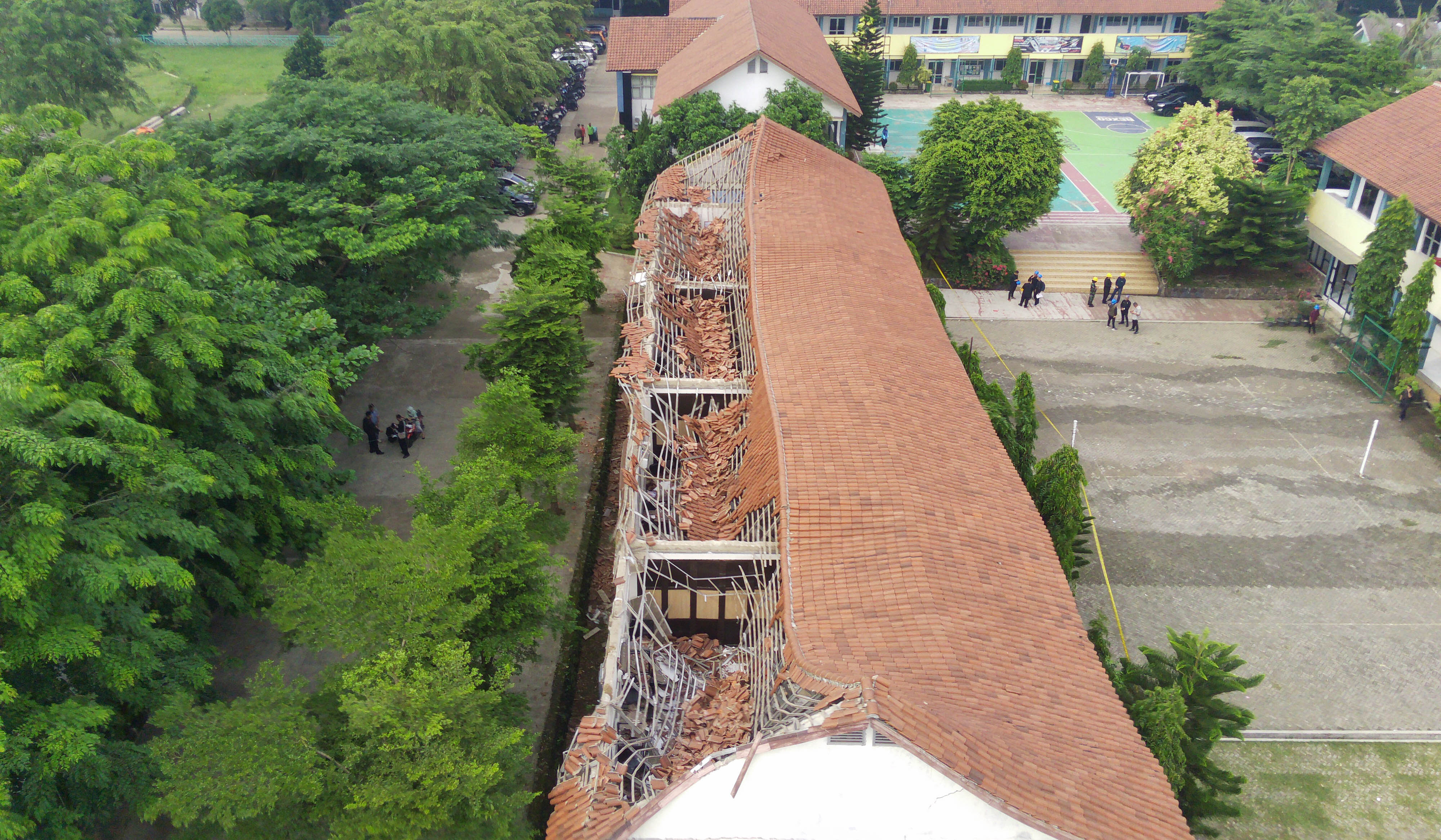 Atas sekolah ambruk di SMKN 1 Cileungsi, Bogor. (Agus Priatna/SinPo.id)