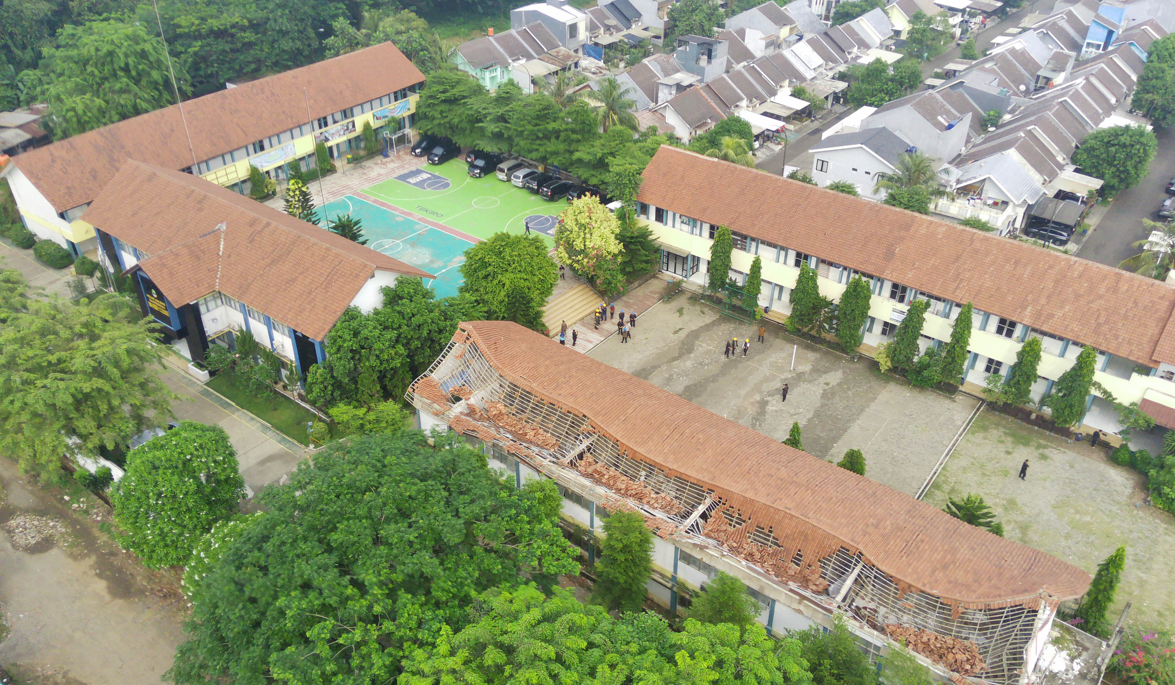 Atas sekolah ambruk di SMKN 1 Cileungsi, Bogor. (Agus Priatna/SinPo.id)