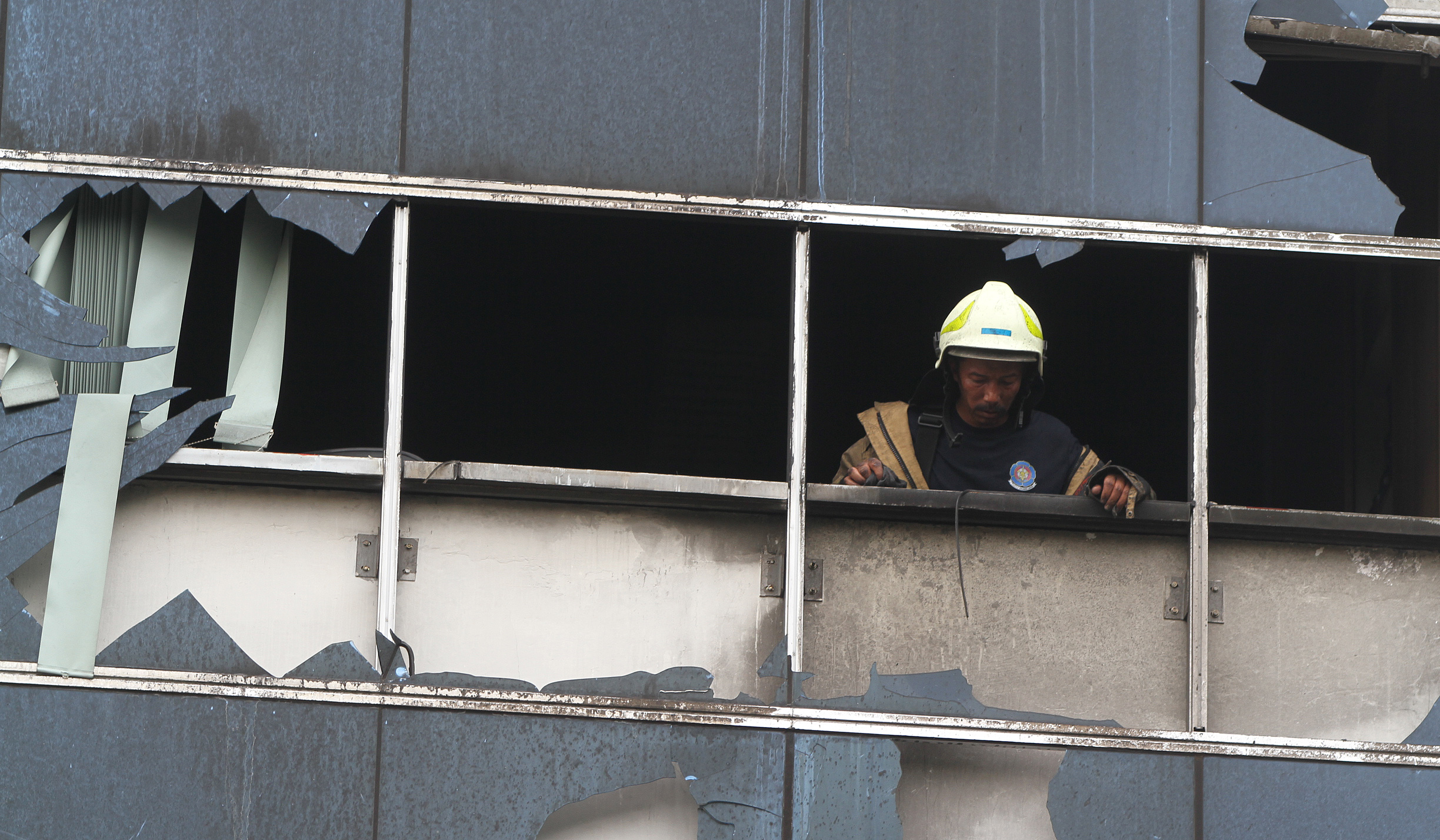 Petugas usai memadamkan api di gedung Terra Drone. (Agus Priatna/SinPo.id)