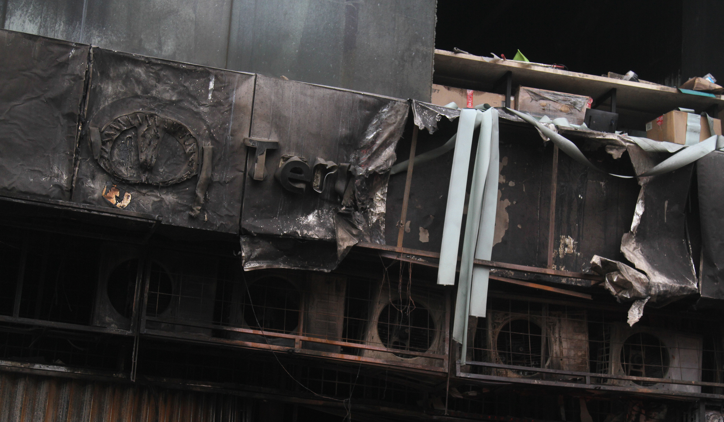 Petugas usai memadamkan api di gedung Terra Drone. (Agus Priatna/SinPo.id)