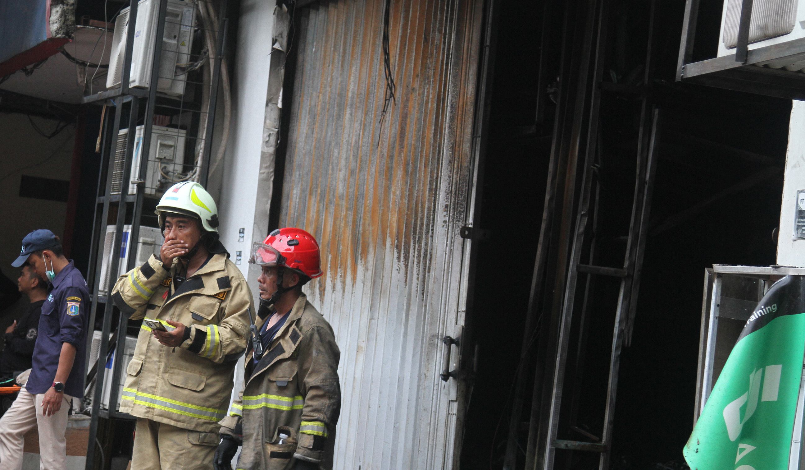 Petugas usai memadamkan api di gedung Terra Drone. (Agus Priatna/SinPo.id)