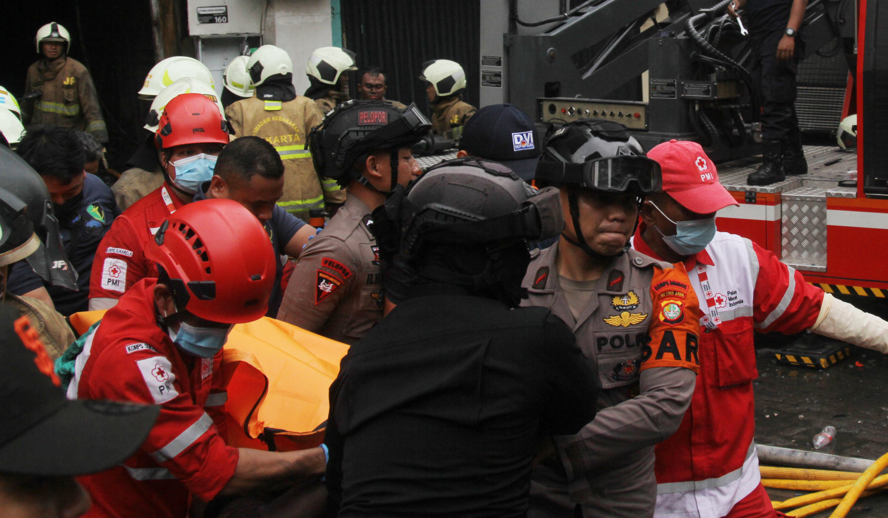 Petugas usai memadamkan api di gedung Terra Drone. (Agus Priatna/SinPo.id)