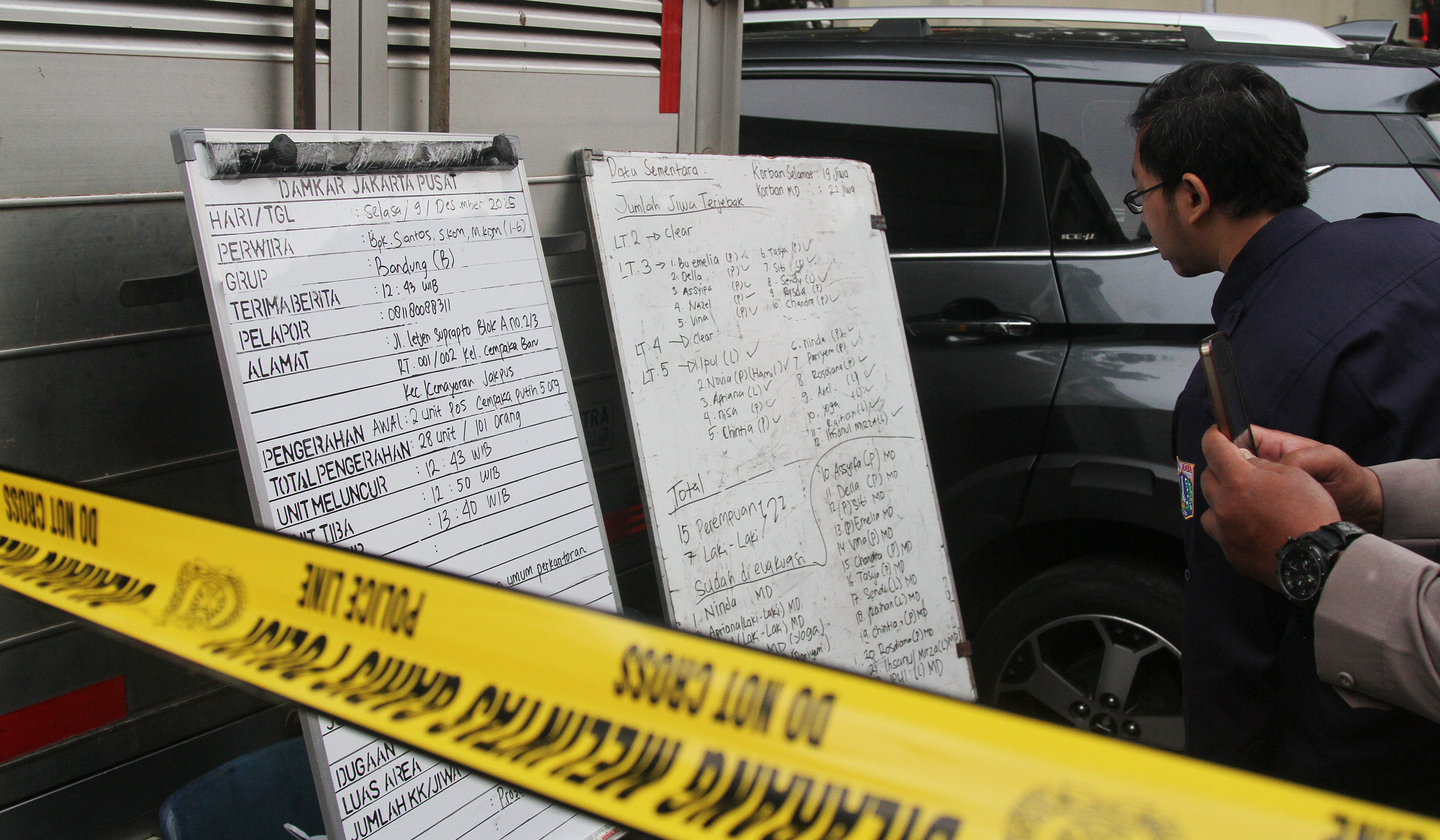 Petugas usai memadamkan api di gedung Terra Drone. (Agus Priatna/SinPo.id)