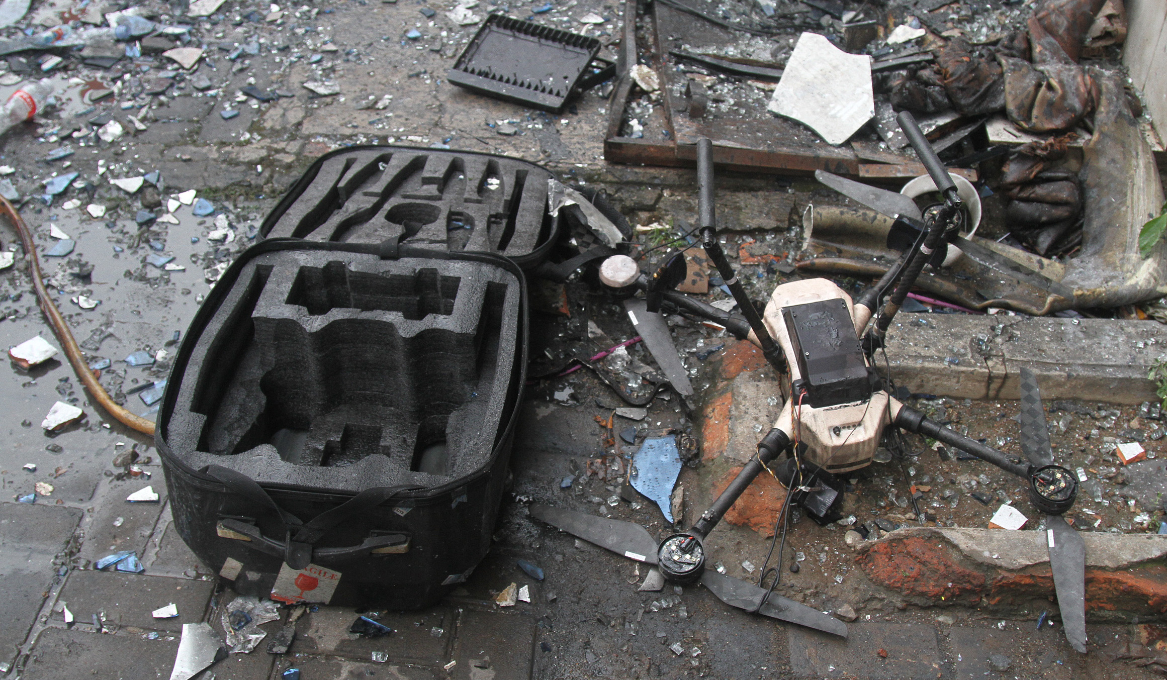 Petugas usai memadamkan api di gedung Terra Drone. (Agus Priatna/SinPo.id)