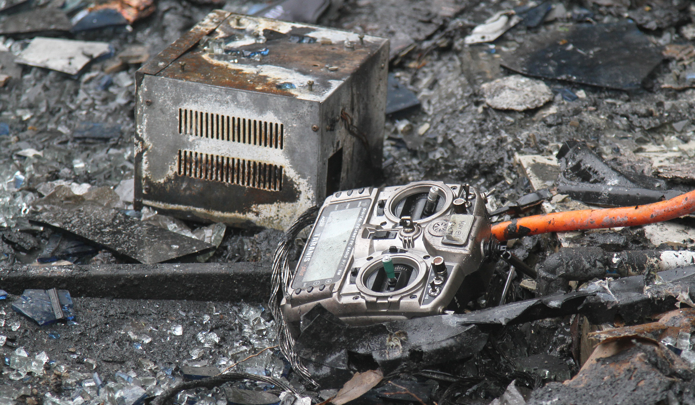 Petugas usai memadamkan api di gedung Terra Drone. (Agus Priatna/SinPo.id)