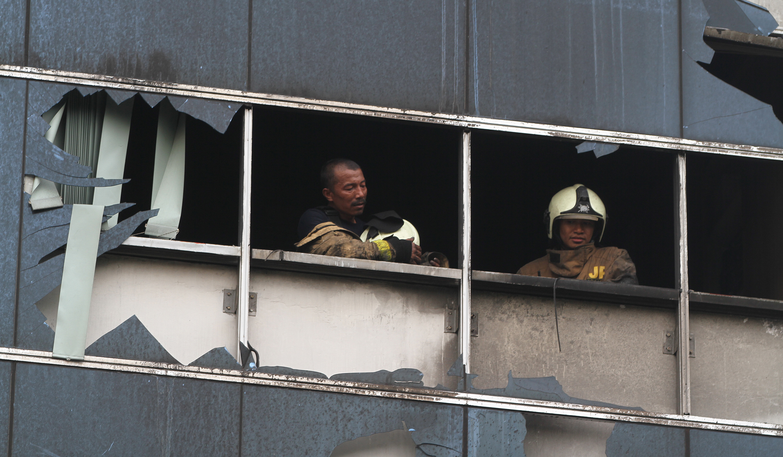 Petugas usai memadamkan api di gedung Terra Drone. (Agus Priatna/SinPo.id)