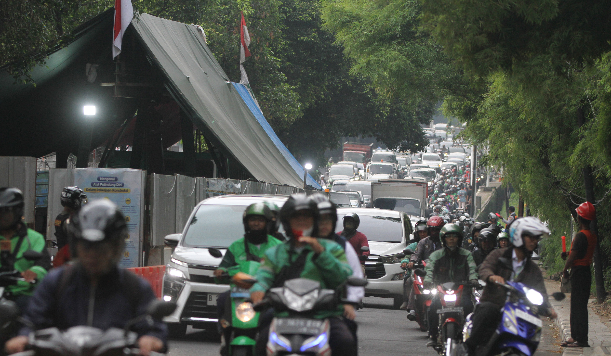 Kemacetan di jalan TB Simatupang. (Agus Priatna/SinPo.id)