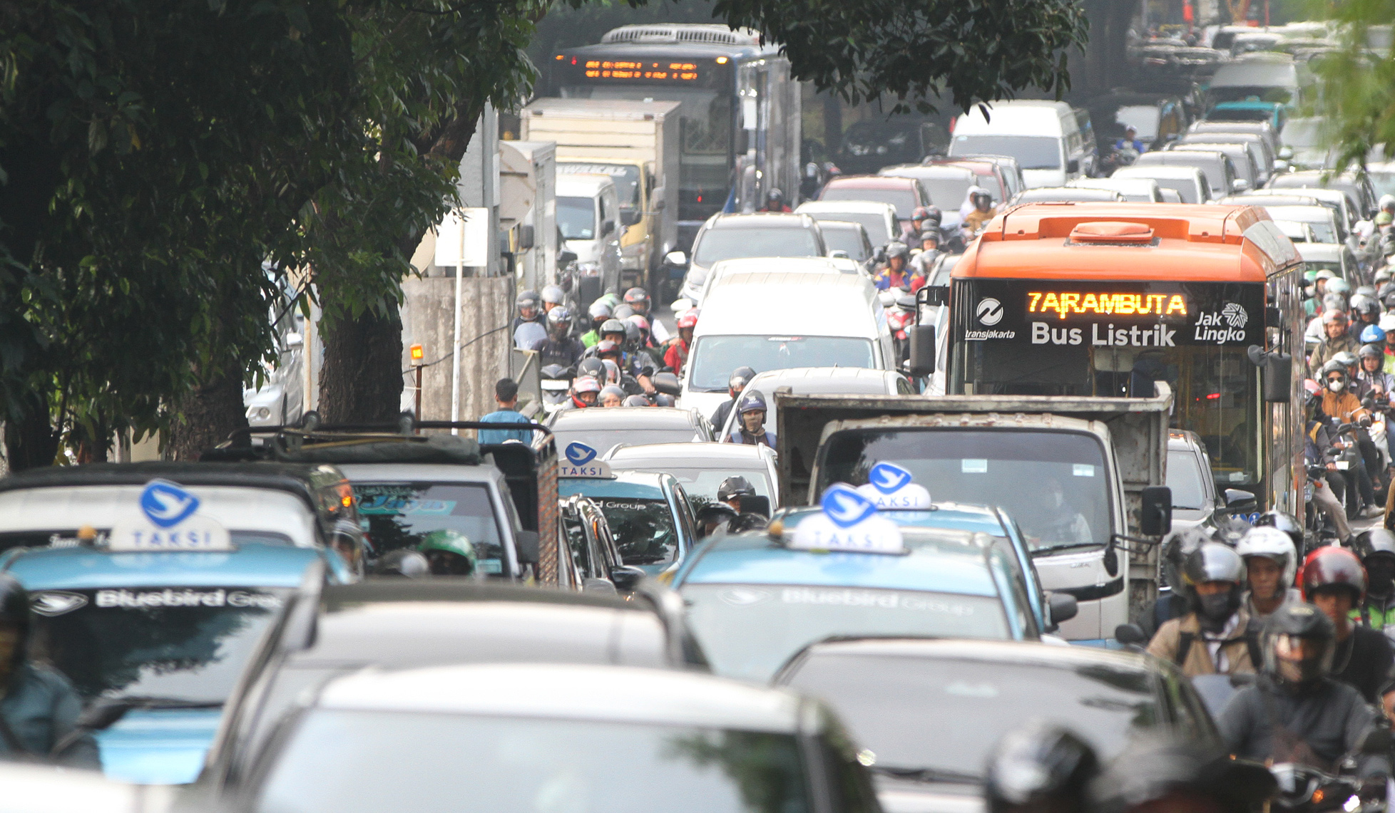 Kemacetan di jalan TB Simatupang. (Agus Priatna/SinPo.id)
