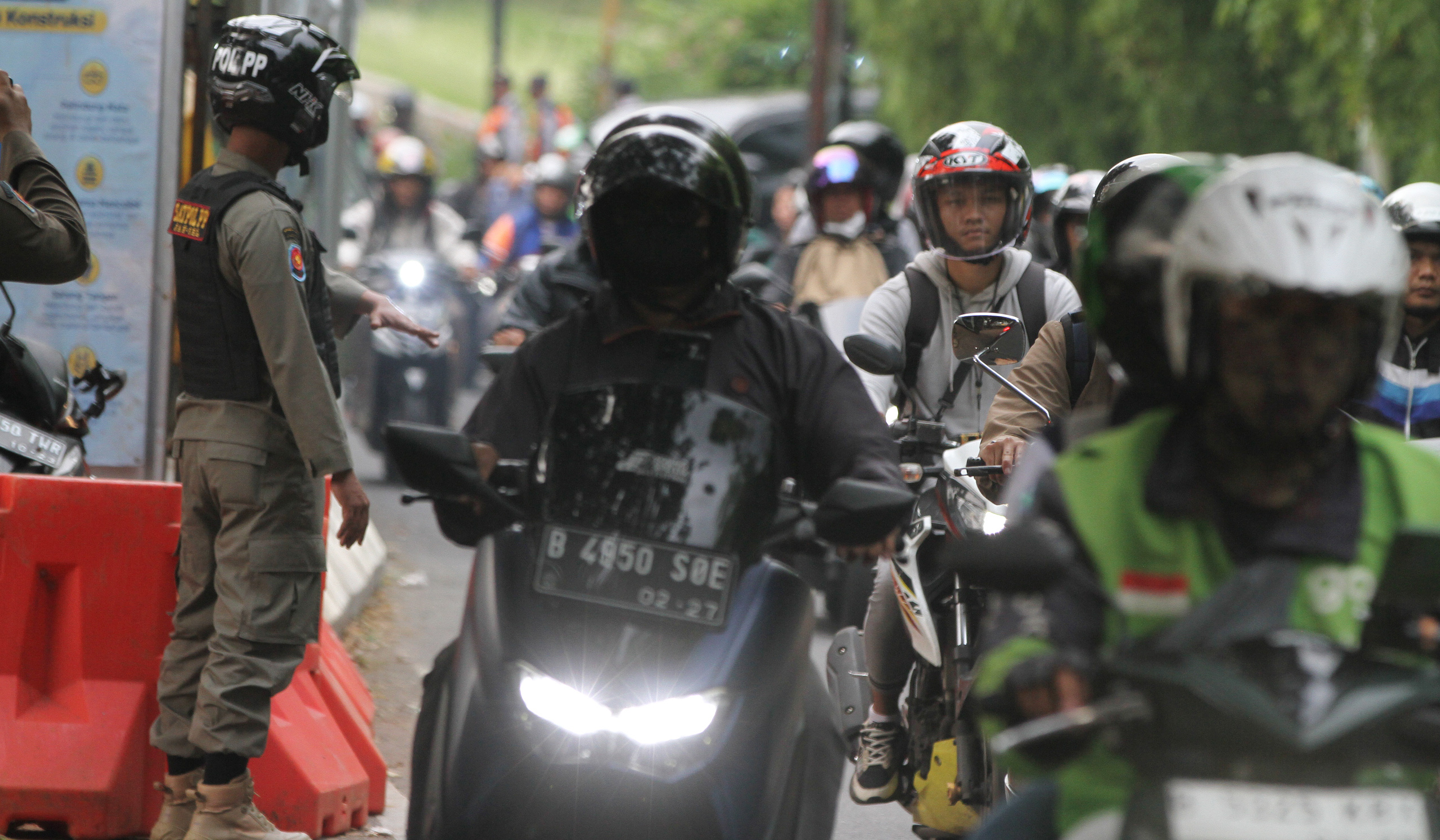 Kemacetan di jalan TB Simatupang. (Agus Priatna/SinPo.id)