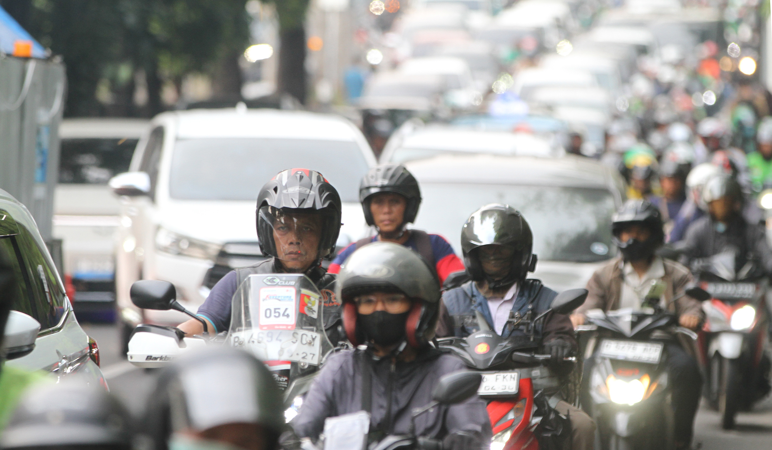 Kemacetan di jalan TB Simatupang. (Agus Priatna/SinPo.id)
